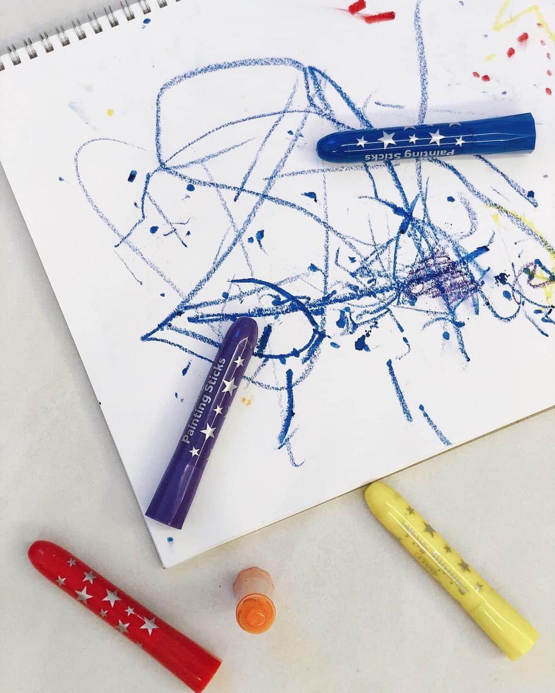 のインスタグラム：「Favorite crayon 🖍 . . お絵かき大好きMiaに 最近買って良かった画材🙌♡ @bornelund お絵かきスティック🎨 . ✔︎繰り出し式で手が汚れない ✔︎にもかかわらず柔らかくて発色良し ✔︎キャップが飲み込めないサイズ . なぜか最近青がお気に入り💙 . . . #お絵かきスティック #ボーネルンド #クレヨン #赤ちゃんクレヨン #赤ちゃんのいる生活 #赤ちゃんのいる暮らし #crayon #bornelund #miababyliving #1歳5ヶ月 #naoliving_toys」