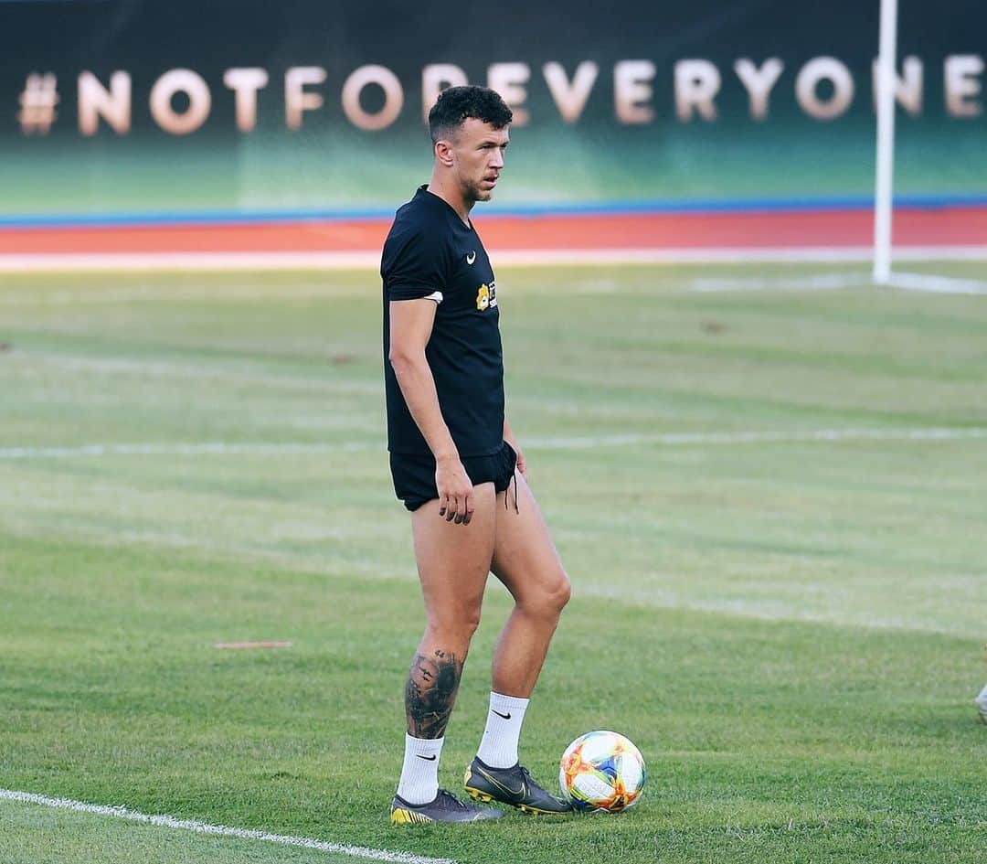 インテルナツィオナーレ・ミラノさんのインスタグラム写真 - (インテルナツィオナーレ・ミラノInstagram)「TRAINING TIME IN SINGAPORE 👀⚽️📸 #InterOnTour #Inter #ForzaInter #Perisic #Training #Football」7月17日 23時15分 - inter