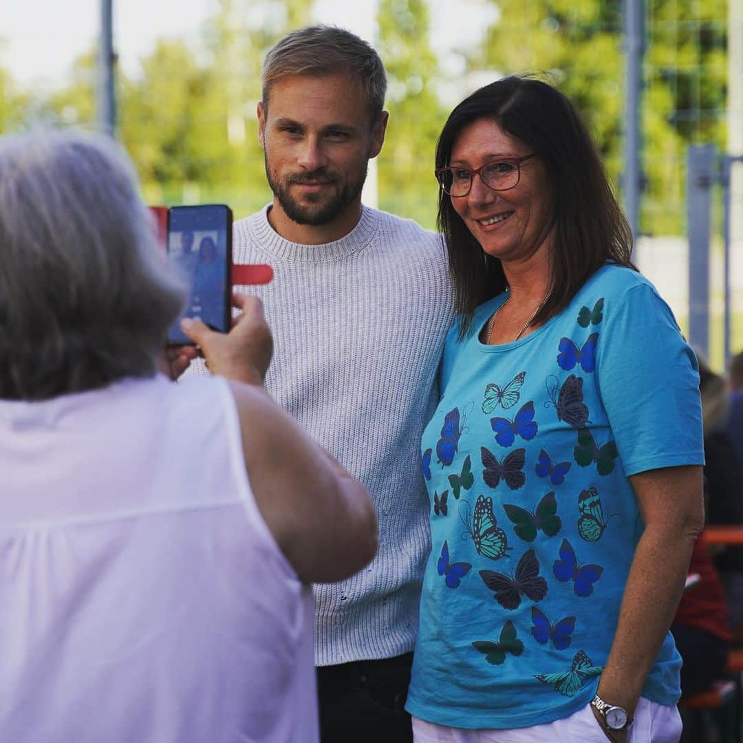 FCインゴルシュタット04さんのインスタグラム写真 - (FCインゴルシュタット04Instagram)「NUR GEMEINSAM GEHT‘S 🖤❤️ Alle #Schanzer Fans, die nach der “Zamrückrunde” einen vollen Punktepass abgegeben haben, waren gestern zum gemütlichen Grillen und Ratschen mit den Profis eingeladen 😍🥩🍴 Nochmals DANKE‼️🙏 Wir hoffen, Ihr hattet einen schönen Abend 😊💬 . . #Support #Fans #FCIngolstadt #FCI #Ingolstadt #gemeinsam #zamhoidn #zamrückrunde #zusammen #Grillen #soccer #fussball #football #supporters #schanzerdassindwir」7月17日 23時27分 - dieschanzer