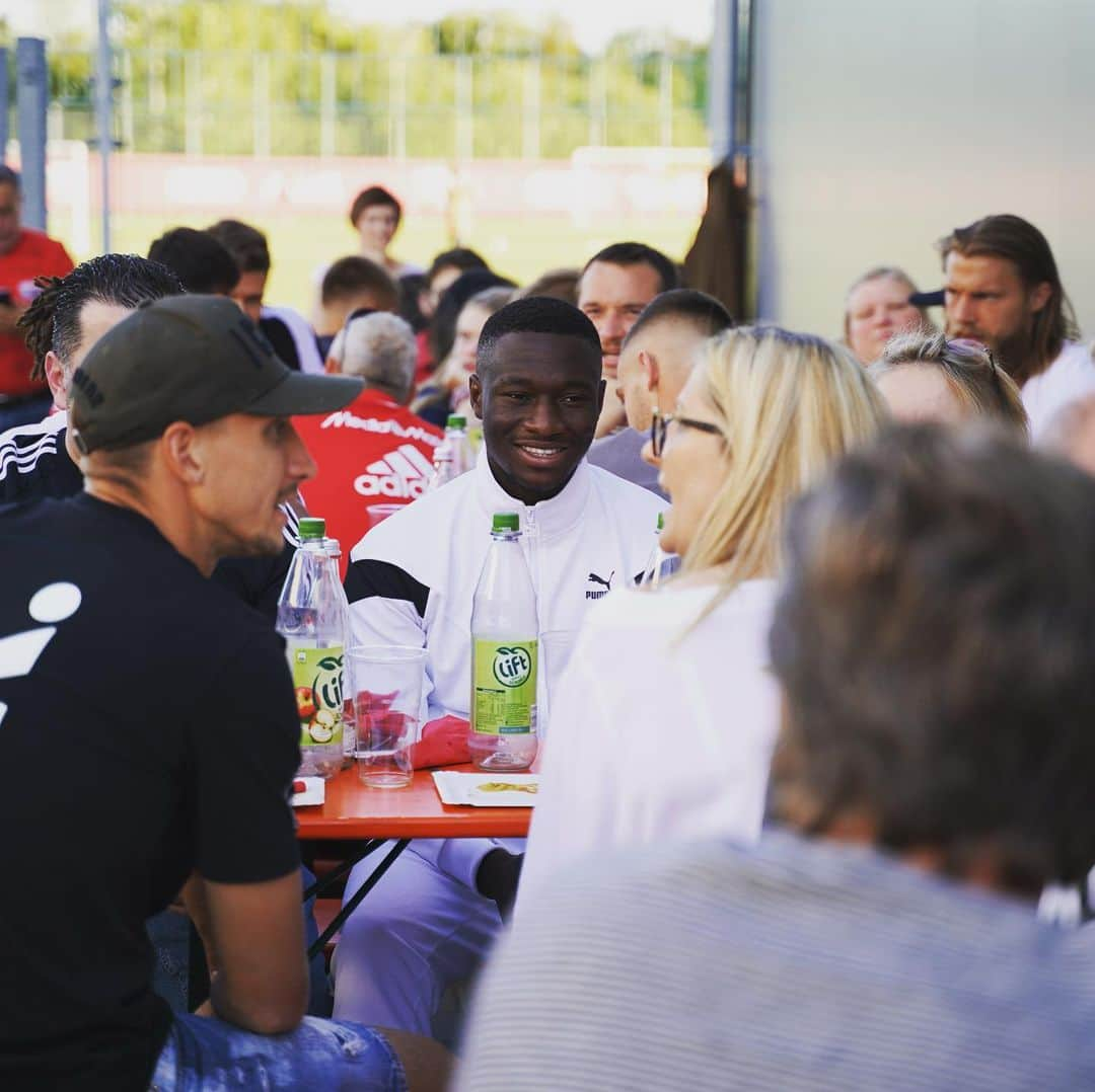 FCインゴルシュタット04さんのインスタグラム写真 - (FCインゴルシュタット04Instagram)「NUR GEMEINSAM GEHT‘S 🖤❤️ Alle #Schanzer Fans, die nach der “Zamrückrunde” einen vollen Punktepass abgegeben haben, waren gestern zum gemütlichen Grillen und Ratschen mit den Profis eingeladen 😍🥩🍴 Nochmals DANKE‼️🙏 Wir hoffen, Ihr hattet einen schönen Abend 😊💬 . . #Support #Fans #FCIngolstadt #FCI #Ingolstadt #gemeinsam #zamhoidn #zamrückrunde #zusammen #Grillen #soccer #fussball #football #supporters #schanzerdassindwir」7月17日 23時27分 - dieschanzer