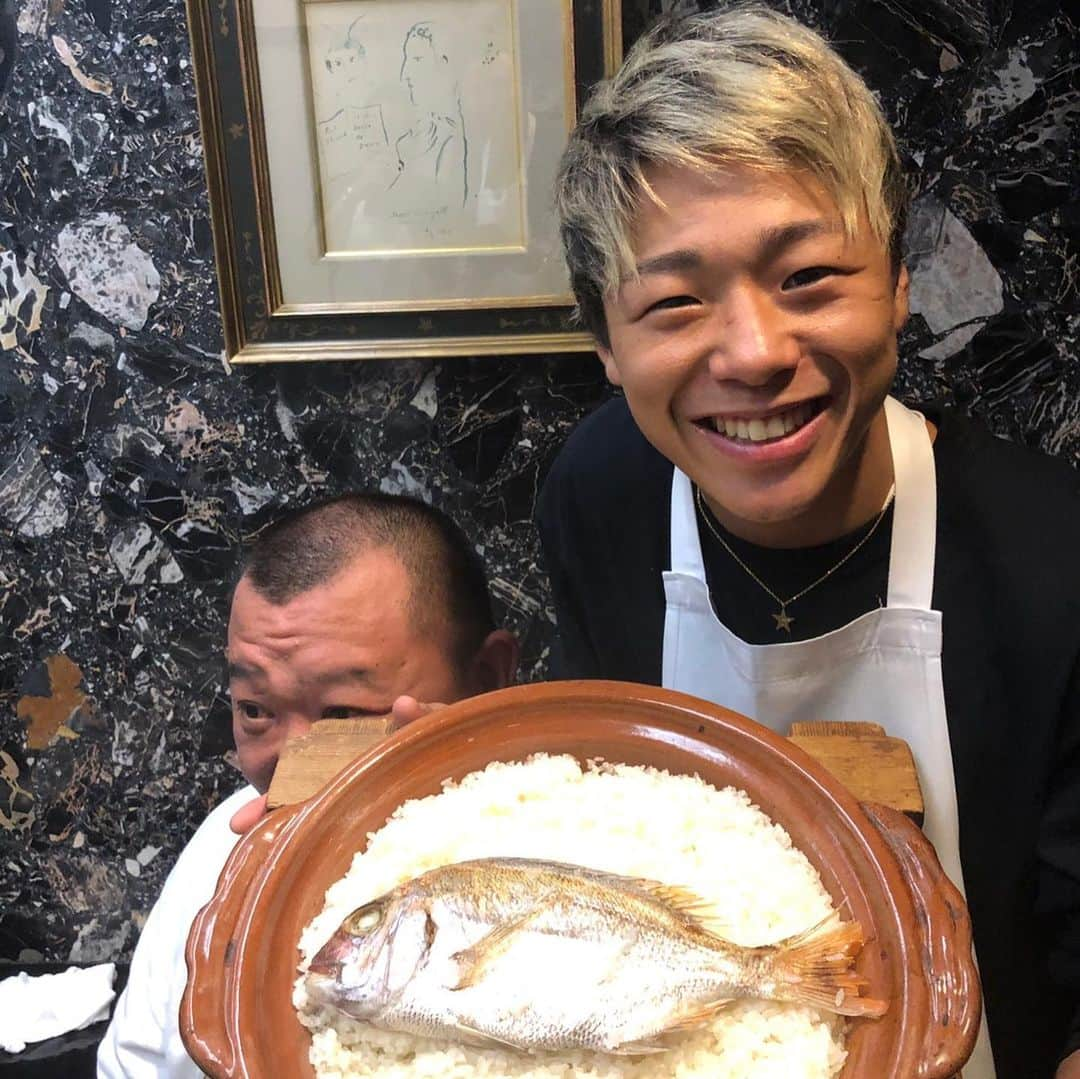 木下隆行さんのインスタグラム写真 - (木下隆行Instagram)「おーい武尊  できたての鯛飯は顔に近づけたら熱いよ。はは。  それと鯛飯との写真を撮ってもらうのはええけど、できたての鯛飯で顔被ってるわ。はは。  なにはともあれ、ちょっと早いけど お誕生日おめでとう🎂🎂🎂」7月17日 23時23分 - tko.kinoshita