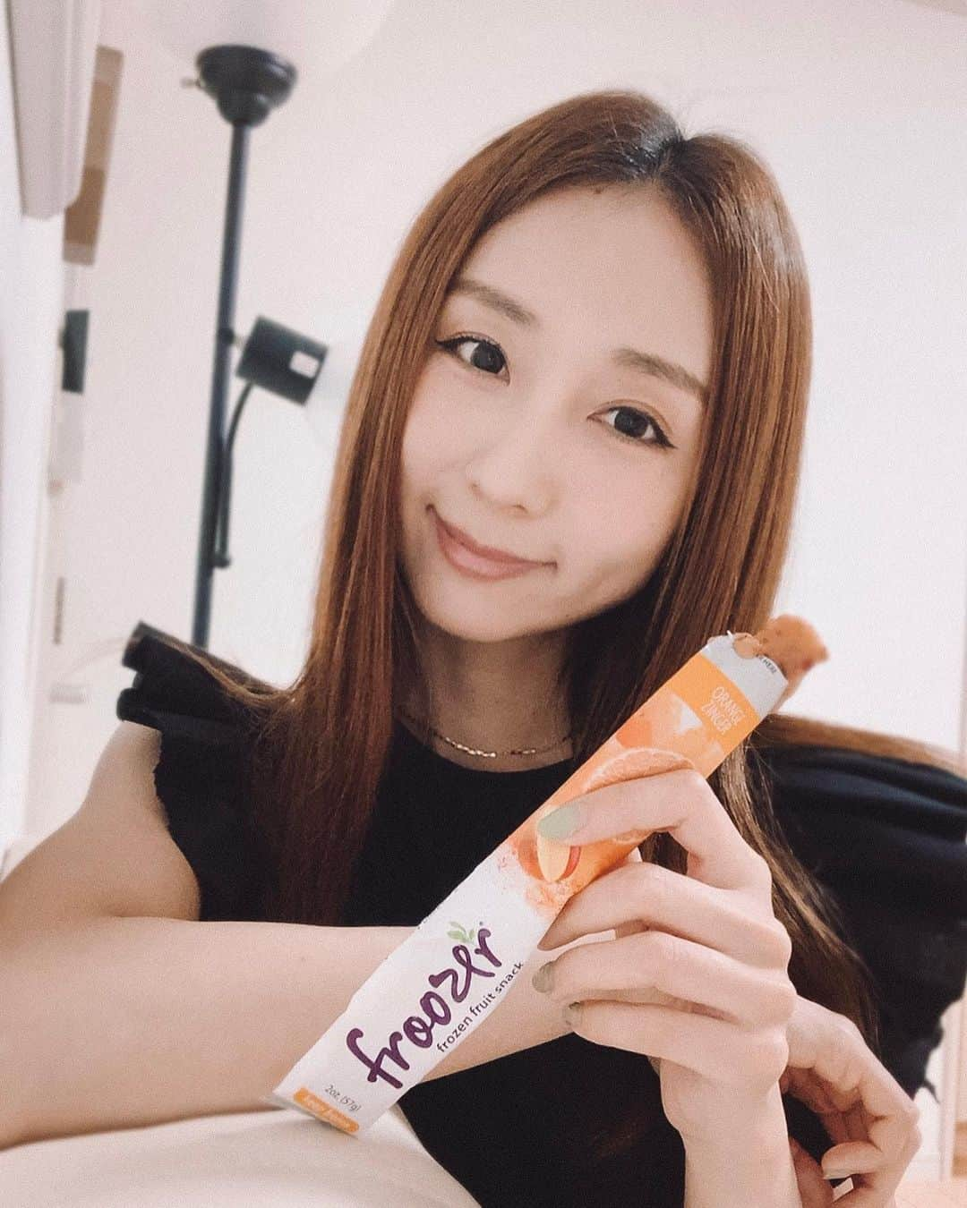 神林真里さんのインスタグラム写真 - (神林真里Instagram)「happy snacktime with #froozer 😋🍊﻿ ﻿ 最近のお気に入りおやつ @eedun の #フルーザー は、﻿ 遺伝仕組換えでない自然のままのフルーツを使っていて、お砂糖やお水も不使用なの。﻿ フルーツまるごとだからとっても濃厚で美味しいのに #低カロリー で #ビタミンC も補給できちゃう✌️✌️﻿ ﻿ 暑い日ってアイスたくさん食べたくなっちゃうけどカロリーが心配なので、フルーザーがおすすめだよ！﻿ ﻿ ﻿ ﻿ ﻿ ﻿ ﻿ ﻿ ﻿ ﻿ ﻿ ﻿ ﻿ ﻿ ﻿ ﻿ #eedun #pr #fruits #vitaminc #snacktime  #フルーツ #遺伝子組み換えでない #美味しい #健康 #フルーツ好き #フルーツバー #アイス #夏 #おやつ #夏スイーツ #オレンジ #ブルーベリー」7月17日 23時24分 - maripo_jp