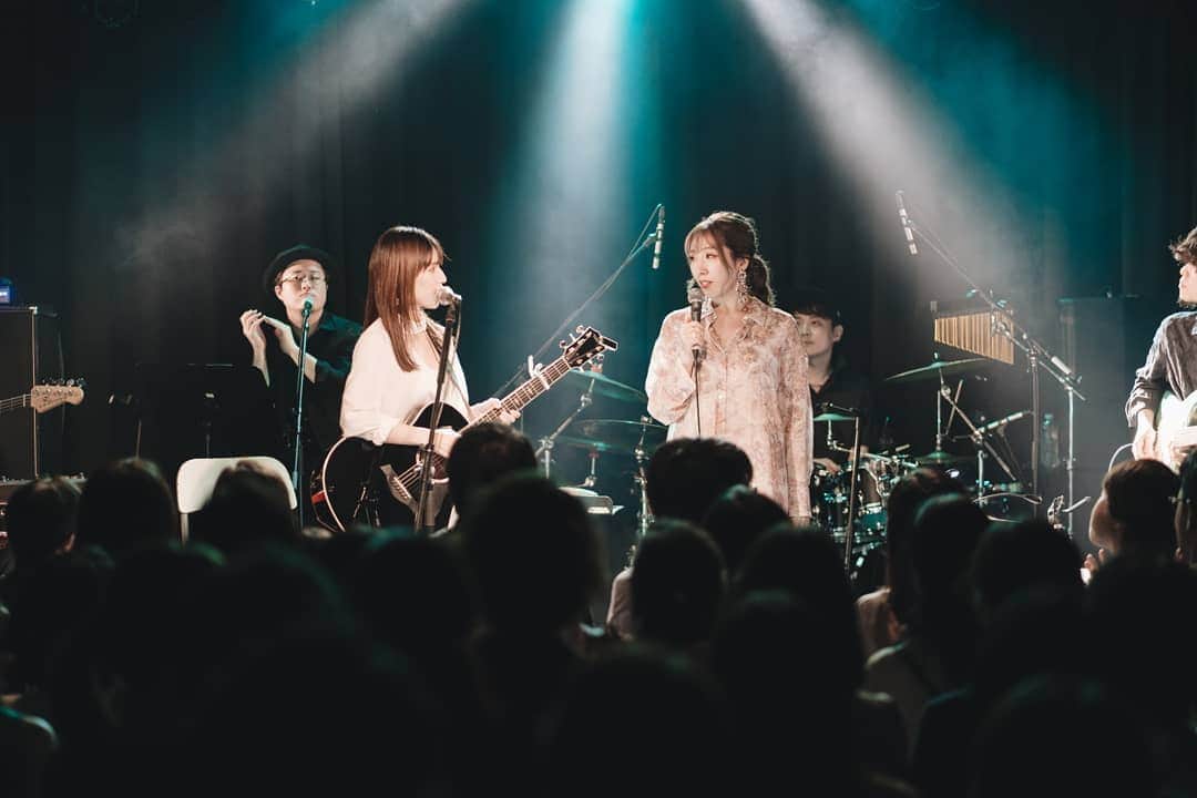 貴愛kwiae Officialのインスタグラム：「仲良しの宮﨑薫ちゃんのワンマンライブでゲスト出演させてもらいました 🌼ほんとに良いライブだった😭‼ オープニングから泣きそうなった笑❣ * 貴愛｢笑顔RUSH！｣ 宮﨑薫｢愛する人｣  を2人で歌いました〜！薫ちゃんファンのみんなも本当に暖かくて、みんな笑顔で、最高でした〜‼‼ありがとう！ * 思うと仲良くなってまだ1年くらいなんだけども、もっと前からしってるかのように色んな話をしたり、相談しあったり…こうやって一緒に歌えて嬉しかった〜😍‼彼女のまた新たにスタートを切るステージを見れたかっこよかった。お互い良き30歳にしよー💋 * ゲストではMAY'Sの舞子さんも✨お話するの初めてだったのだけども、とーっても優しくて明るくて、楽屋でも色々と話してくれて素敵な方でもう好きです😍笑 一緒に歌えて光栄です🙏 * また薫ちゃんと舞子さんとあそぼーっとなりました😝💋 * バンドメンバーも最高だったなぁぁ🤩 お疲れ様でした🌈‼ わしもがんばろー！！ * * #宮﨑薫 #30祭 #代官山LOOP #daikanyama #live #stage #30th #birthday」