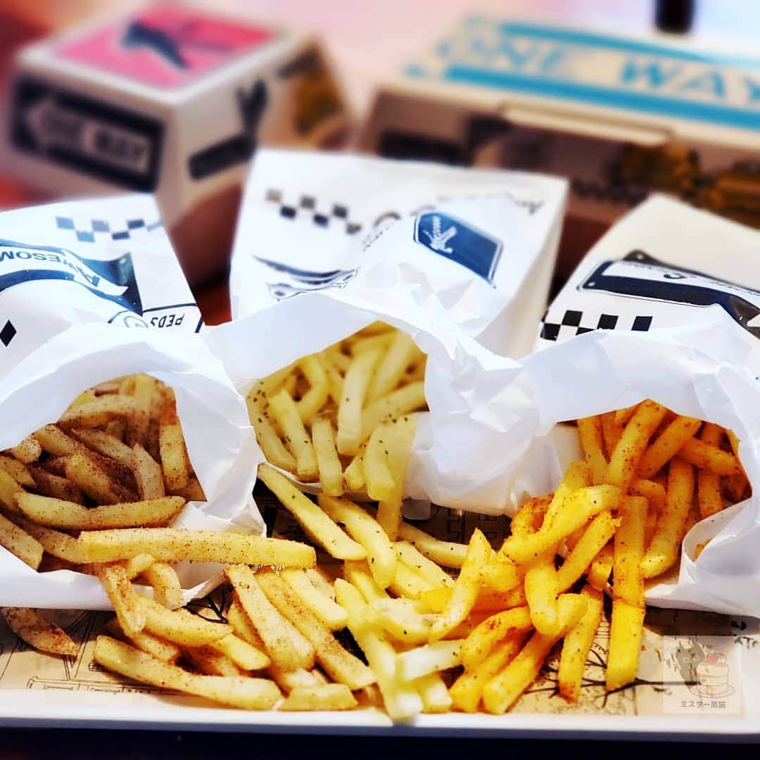 のインスタグラム：「ぽぽぽぽポテート！ ㊗️7/19グランドオープン！ 【AWESOME STORE & CAFE IKEBUKURO】 池袋店限定 🍟AWESOME FLY! PO!!! シナモンシュガー(写真左) ガーリックアンチョビ(真中) チリ&レモン(右) 🍩ふわとろベーコンオムベーグル(スワイプ2枚目) 🍍ローズマリーパイナップルシェイク  人気雑貨店AWESOME STOREの原宿に続くカフェ併設の新店が7/19開業のキュープラザ池袋1Fにグランドオープン！  黒猫オススメは、池袋店限定のフライドポテト｢FLY! PO!!!｣ 味わいも3種類で楽しい♪ シナモンの香りと甘さがクセになる｢シナモンシュガー｣ ｢ガーリックアンチョビ｣は間違いない組み合わせ レモンの酸味とチリパウダーの辛みが最強｢チリ&レモン｣  3種類買って甘い、塩っぱい、辛いの無限ループでしあわせなポテートタイム！ 1個180円なので3種類買っても540円で嬉しいにゃー🐱  カフェは約60席でWiFi完備、電源席もありで便利 雑貨スペースももちろん充実！  #祝開店 #黒猫食べ過ぎ #カフェ巡り #カフェ #cafe  #카페 #カフェめぐり #スイーツ巡り #東京カフェ #スイーツ #sweets #tokyocafe #Japanesefood #池袋カフェ #フライドポテト #ベーグル #オーサムストア #オーサムストアアンドカフェ #036」