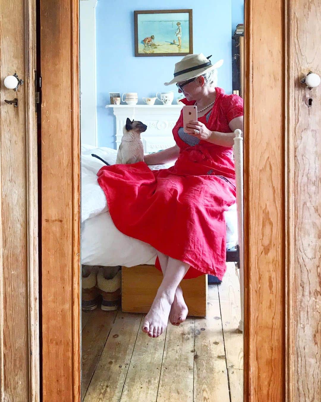 Tea and sittingのインスタグラム：「❣️Cheeks doesn’t care if I wear my battered old cowboy hat with my hand made dress...and really, that’s all that mattersI 💃🏽🐈 ————————————————— #sustainablefashion #vintageclothes #upcycledfashion #fashionrevolution #sustainablestyle #responsiblestyle #consciousconsumer #5ftinfwearsthings」