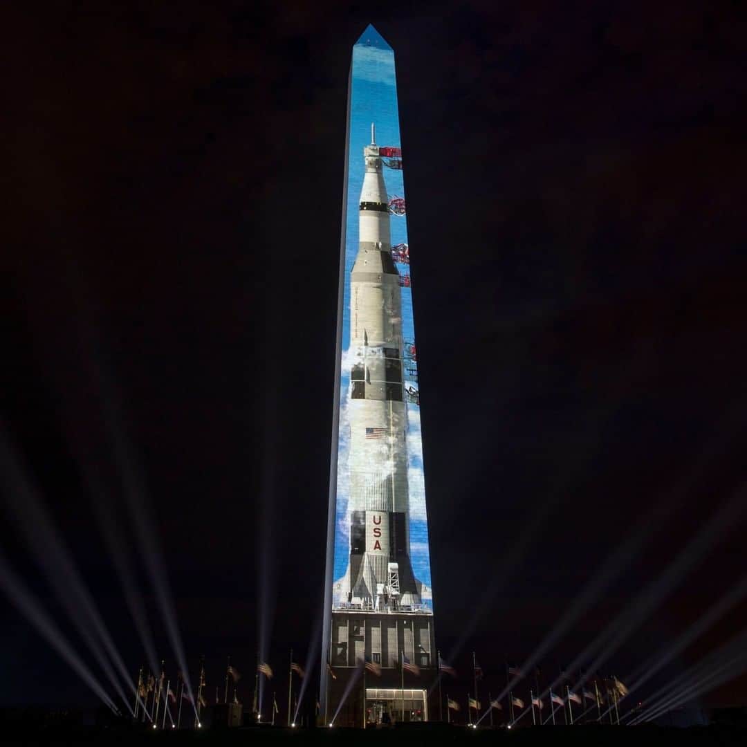 TIME Magazineさんのインスタグラム写真 - (TIME MagazineInstagram)「In celebration #Apollo50th, an image of a 363-foot Saturn V rocket was projected on the east face of the Washington Monument. According to @airandspacemuseum, the projection occurs each night, 9:30-11:30 p.m., through Thursday. Subscribe to TIME's Space newsletter for stories on the historic moon landing—and everything else happening off the Earth—at the link in bio. Photograph by @andyharnik—@apnews」7月17日 23時36分 - time