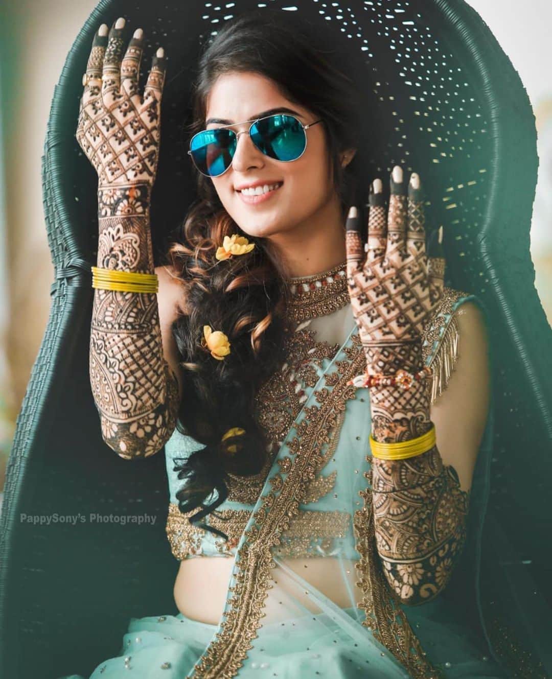 Indianstreetfashionさんのインスタグラム写真 - (IndianstreetfashionInstagram)「Also hello to this bride who is serving us some serious mehendi goals 💕🤗 #indianstreetfashion #indianwedding  #wedding #weddingsofinstagram #instawedding  #indianwedding #bridesofindia #bridesofinstagram #indianbridaloutfit #weddinglook  #bridallook #bridestyle #weddingtrend #trend #bridaljewelry #jewellery #weddinginspo #weddingplanner #weddingblogger #weddingplanner #destinationwedding @pappy_sony_photography」7月17日 23時37分 - indianstreetfashion