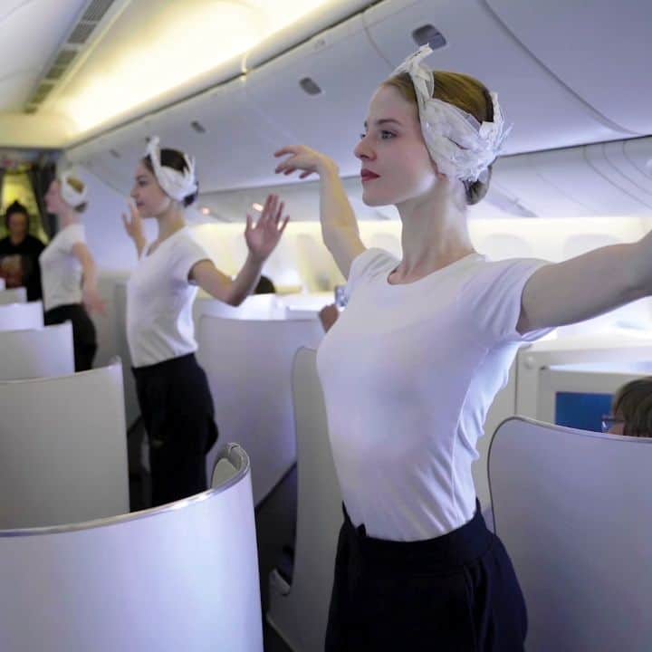 エールフランスのインスタグラム：「When @operadeparis dancers perform Swan Lake during a flight between Shanghai and Paris. Magnificient !  Quand les danseuses de l'@operadeparis interprètent Le Lac des cygnes devant les yeux ébahis des voyageurs du vol Shanghai-Paris. Éblouissant !  #AirFrance #Franceisintheair」