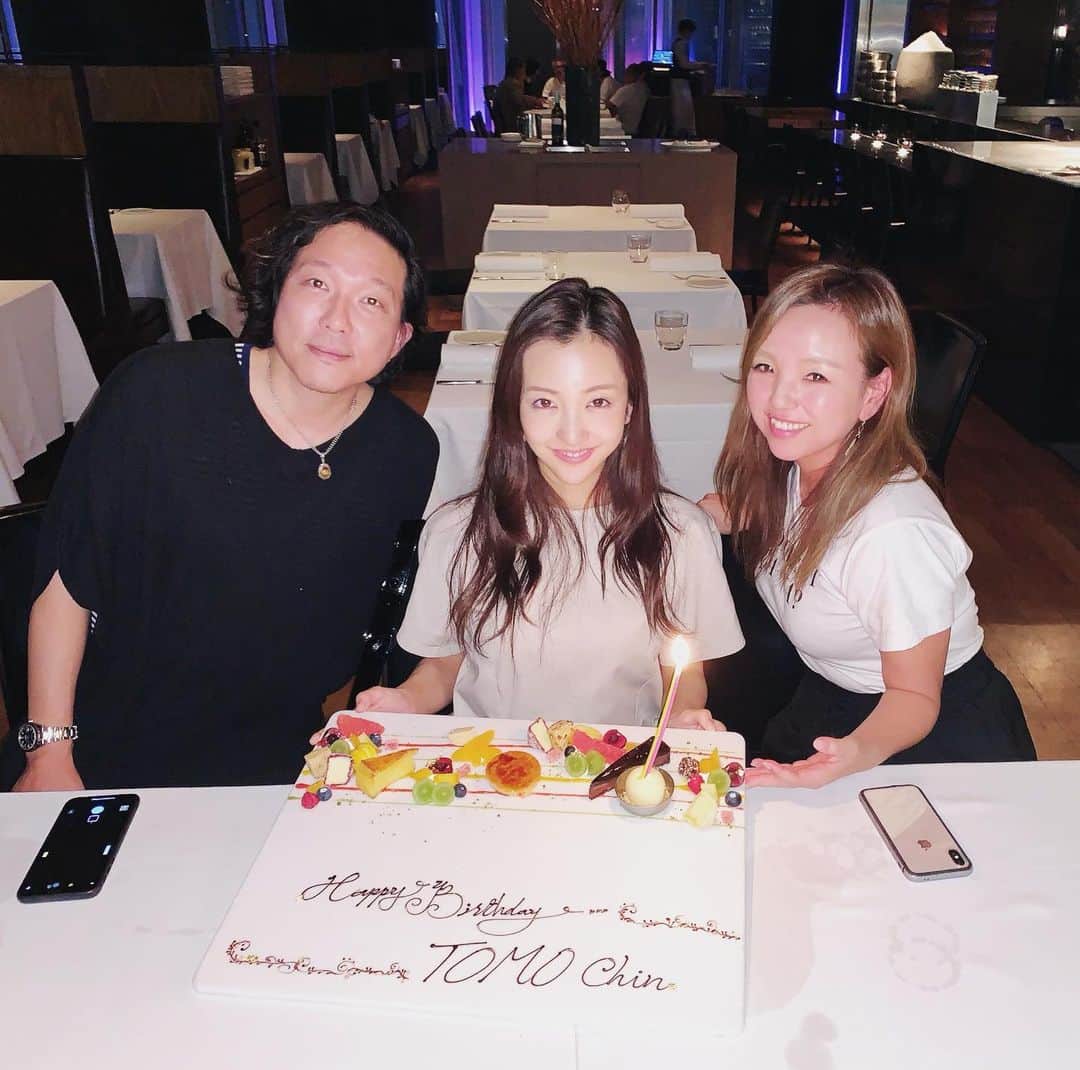 宏実のインスタグラム：「Happy belated birthday💕  年々セクシーになってゆくともちゃん❤️ 一緒に作らせて頂いた新曲『君に贈るうた』も、リリース楽しみ😊」