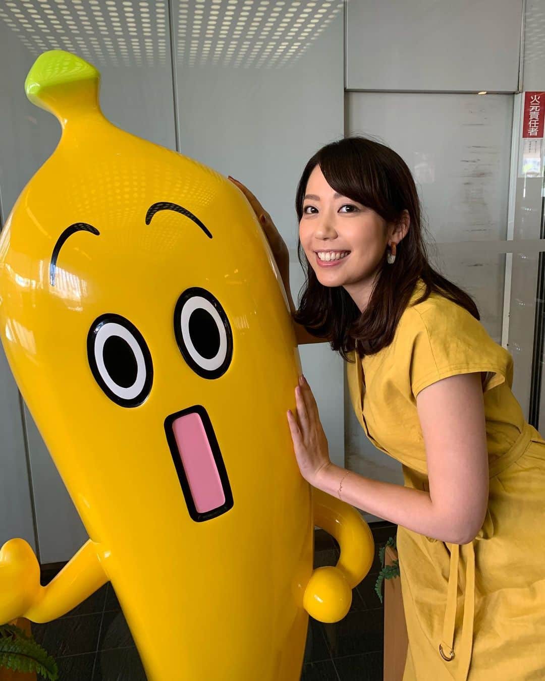 須黒清華のインスタグラム：「今日は久しぶりに太陽☀️が見られて、ちょっと元気が出ましたねー‼︎ 日中は収録であまり外に出られなかったのですが💦 それでもポカポカな日差しが嬉しかったなぁ✨ . そんな今日は、衣装がナナナ色だったので、ツーショット♡ 見事に同化😋 #ナナナ #テレビ東京 #ナナナ色 #バナナ色 #衣装」
