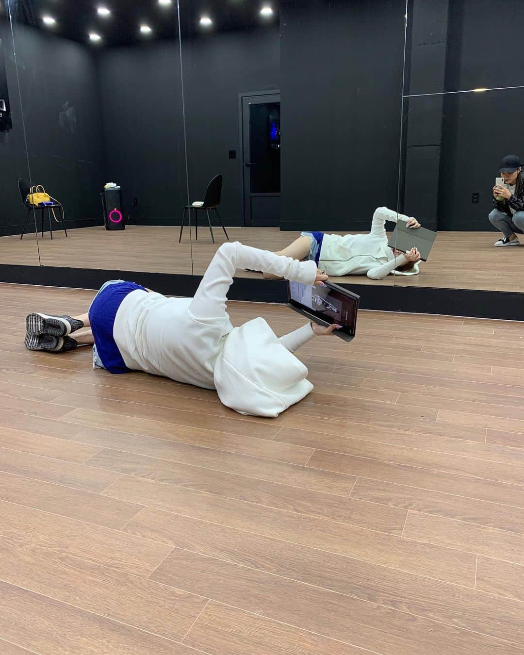のインスタグラム：「우리 D-nation 연습실~🥳🥳😍 놀다가 누워서 오랜만에 다리운동하면서 음악 듣는즁... #2ne1 @dnation_official #dnation #디네이션 #박봄 #parkbom #bompark #ぼム #朴春‎#بارك_بوم#」