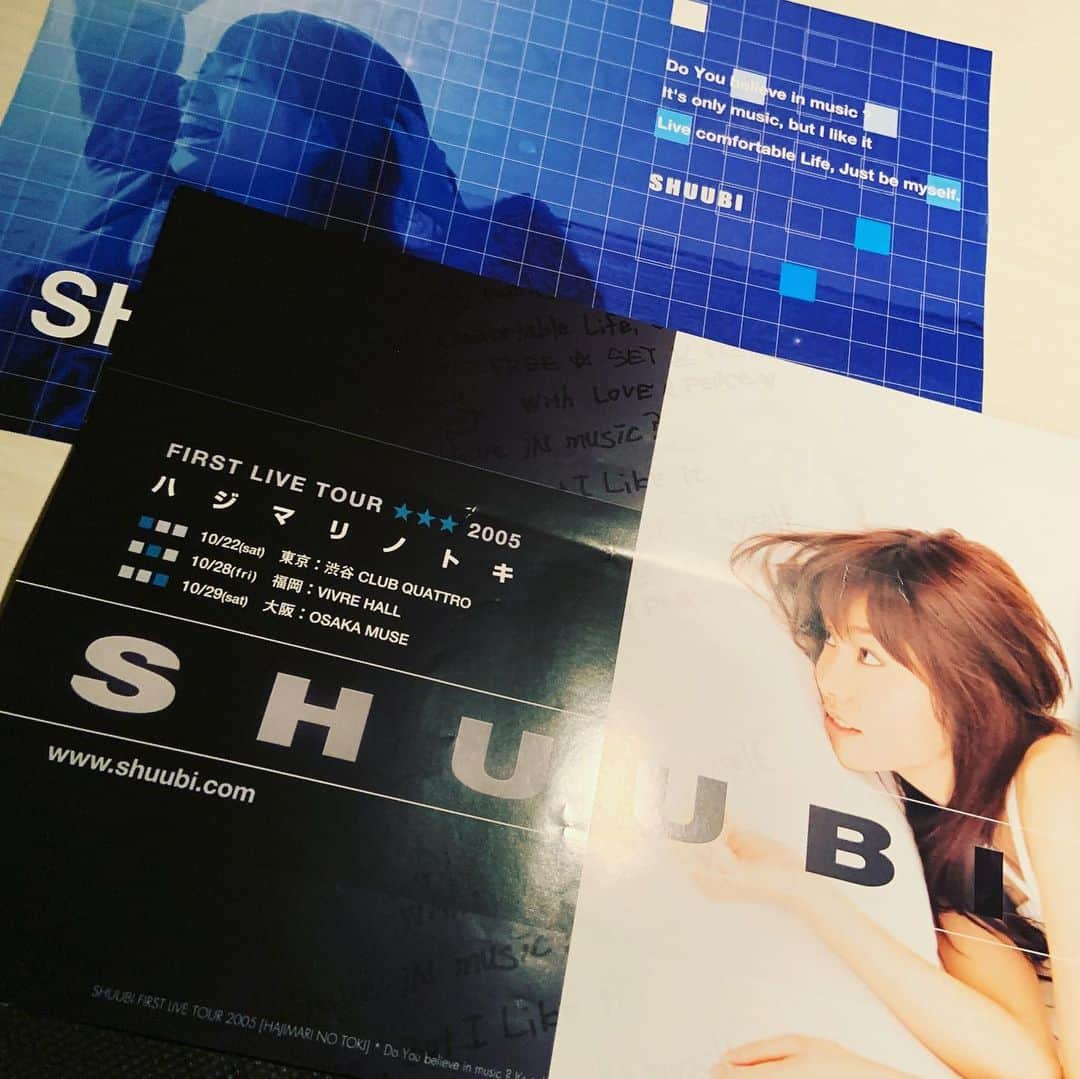 SHUUBIさんのインスタグラム写真 - (SHUUBIInstagram)「今日は終日ボイスレッスンでした！リラックスして良き声が楽しく出せている様子が、とても嬉しいです^ ^ やっぱり歌うって気持ちいいですね！ みなさんの幸せのお手伝いができて私まで幸せです。  差し入れ、お土産、プレゼント、衝撃のアレコレ☺️😵🥰 いつもありがとう！ありがとうございます！！！ これからも一緒に音楽を楽しみましょうね♪ だけど鍛えるとこは鍛えて~😆🙋‍♀️😁✨ね！笑 今日もお疲れさまでした！！！ #shuubi #ボイトレ #レッスン #弾き語り #ボーカル #バンド #シンガーソングライター #カラオケ #上達したい #音楽 #音楽好きな人と繋がりたい #体幹トレーニング」7月17日 23時38分 - shuubihidemi