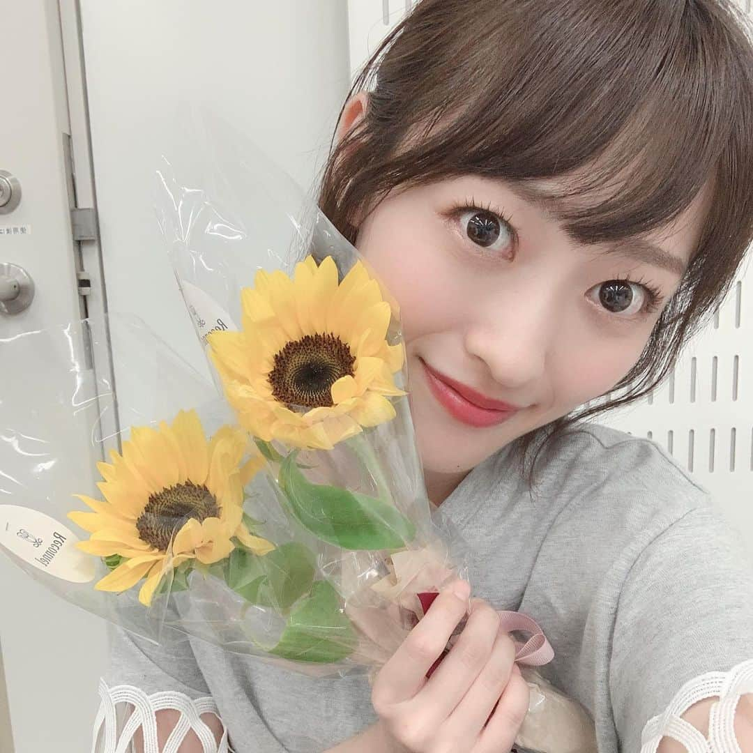 三秋里歩（小谷里歩）さんのインスタグラム写真 - (三秋里歩（小谷里歩）Instagram)「. テレビ朝日・六本木ヒルズ夏祭り「SUMMER STATION」 暑い中お越しくださったみなさま ありがとうございました🥺☀️💦 . 今日そのイベントにいらっしゃった 岩橋さん（ @maeeeeen1084 ）家の可愛すぎる 先生と小先生にお花もらっちゃいました🥺🌻 . 岩橋さんのインスタ見て可愛すぎて 勝手に先生と小先生の大ファンになって 会うたびにメロメロになってます🥰 . お家に大切に飾らせてもらってるんですけど、 このお花……一生枯れないでほしいな🥺🥺」7月17日 23時38分 - ripopo_824