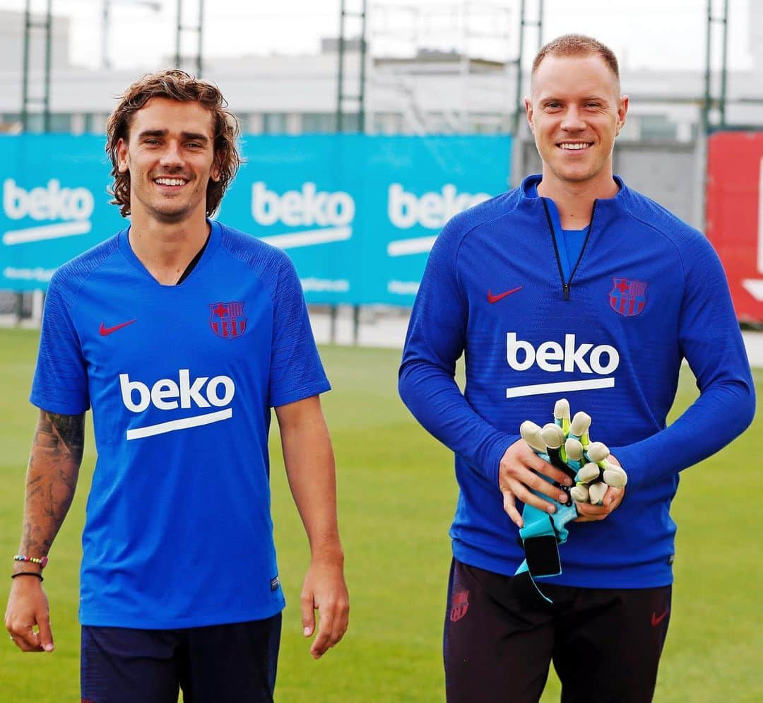 FCバルセロナさんのインスタグラム写真 - (FCバルセロナInstagram)「😁 That feeling when you don't have to play against each other next season 🤜🤛」7月17日 23時41分 - fcbarcelona