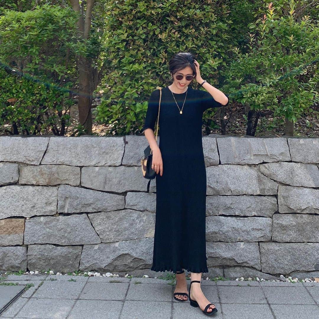 Sayakaのインスタグラム：「* 久しぶりの晴れ間が嬉しい🌞💕 たまにはブラックコーデ❤︎ 早く梅雨明けしてほしいなぁー🌻✨✨ * * * #fashion #outfit #coordinate #ootd #simple #basic #casual #shinzone #blackdress #chloe #gap #sayakascoordinate #今日の服 #コーディネート #コーデ #シンプル #シンプルコーデ #シンゾーン #ワンピース #クロエ #ブラックコーデ #ワントーンコーデ」