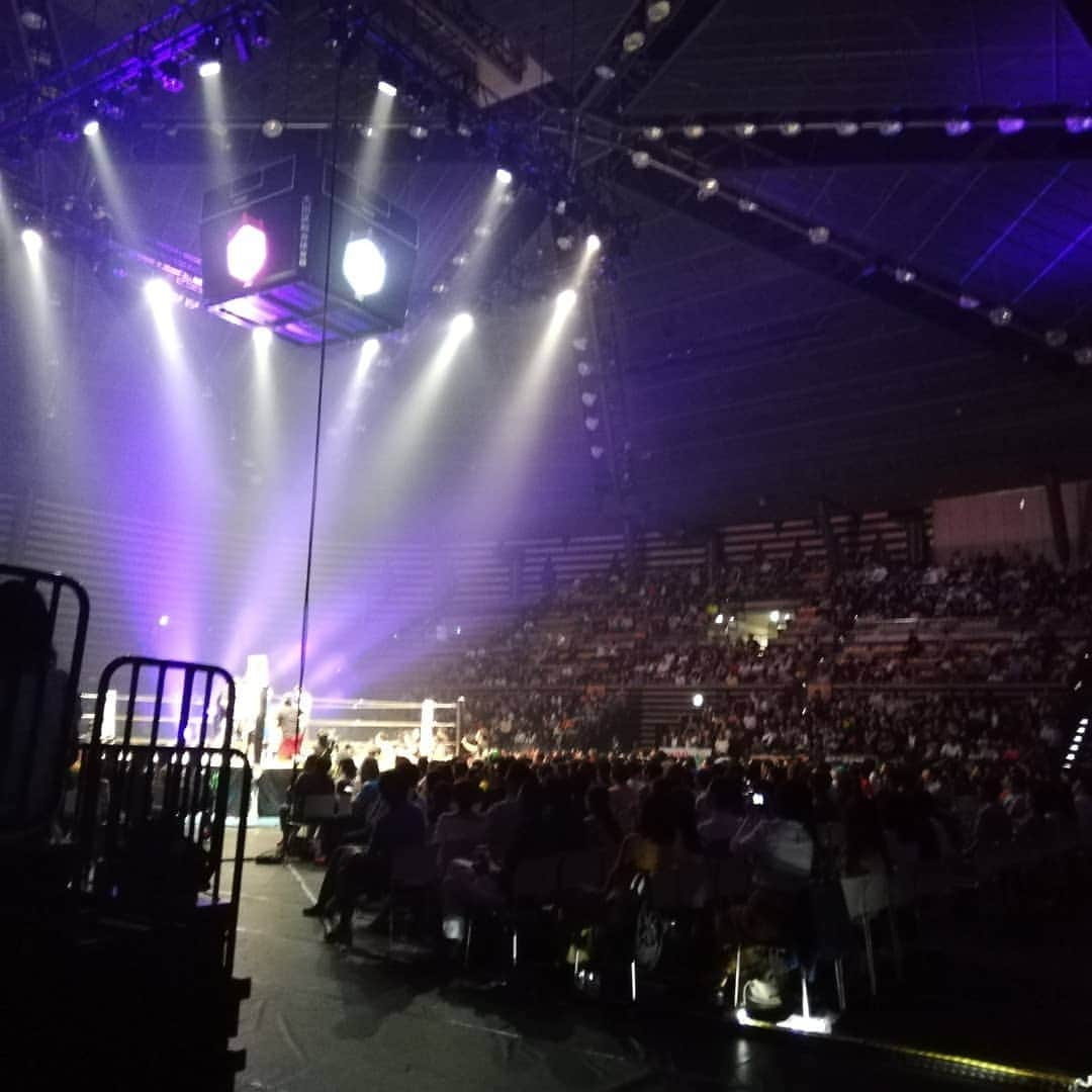 松本都さんのインスタグラム写真 - (松本都Instagram)「﻿ ﻿#ddtpro #DDTWPP ﻿ ✨大田区体育館大会﻿✨ ﻿ over40タイトルマッチ﻿ ﻿ 🔥高木三四郎大社長 vs スーパー・ササダンゴ・マシン選手﻿🔥 ﻿ 高木大社長の公認凶器で  退団ホヤホヤみやここ参上﻿！！ ﻿ 独立後の初お仕事が、公認凶器！笑笑﻿ ﻿ 高木大社長の大人気なさは勿論昔から大好きなんだけど、  デビュー初期からリスペクトしてて(マッスルが好きだった)、 何度かオファーなどさせては頂いてたもののタイミングなど合わず  11年間ずっと実現できずにいた  スーパー・ササダンゴ・マシン選手との試合﻿が ﻿ 独立初日に！！ いきなり叶ってしまった﻿Σ(ﾟДﾟ)  規模は全然違うけど、マッスルみたいな事がやりたくて、崖のふちプロレス始めたんだ〜 ﻿ 採血やケロさんや鈴木秀樹でムチャクチャなリング  アイスリボン円満退団2時間後にクロちゃんに膝舐められてる状況  現実かよ？？？ ﻿ 大社長＆ササダンゴさんの 大人だけど誰よりも自由なピーターパンぶりが、キラキラまぶしすぎて 会場中に夢がはち切れすぎてて 胸がいっぱいで苦しかった﻿ ﻿ 「みんな未来が見たいんだよ！ 笑顔になりたいんだよ！」﻿ ﻿ 8年前後楽園ホールでの大社長とのシングル後に言われた言葉  今もレスラーやる上で、凄く大切にしてるんだ！  最高の独立第一戦(;_;) 本日発売週プロにカラーで載ってる☺  必ず恩返しする！！！ みやここも負けずに夢を見せてくぞ〜〜〜 #ddtpro #DDTWPP #大田区体育館　#スーパーササダンゴマシン　#高木三四郎　#大社長　#松本都　#公認凶器　#クロちゃん　#お嫁に行けない　#膝舐め　#顔が犯罪」7月17日 23時48分 - matsumoto_miyako