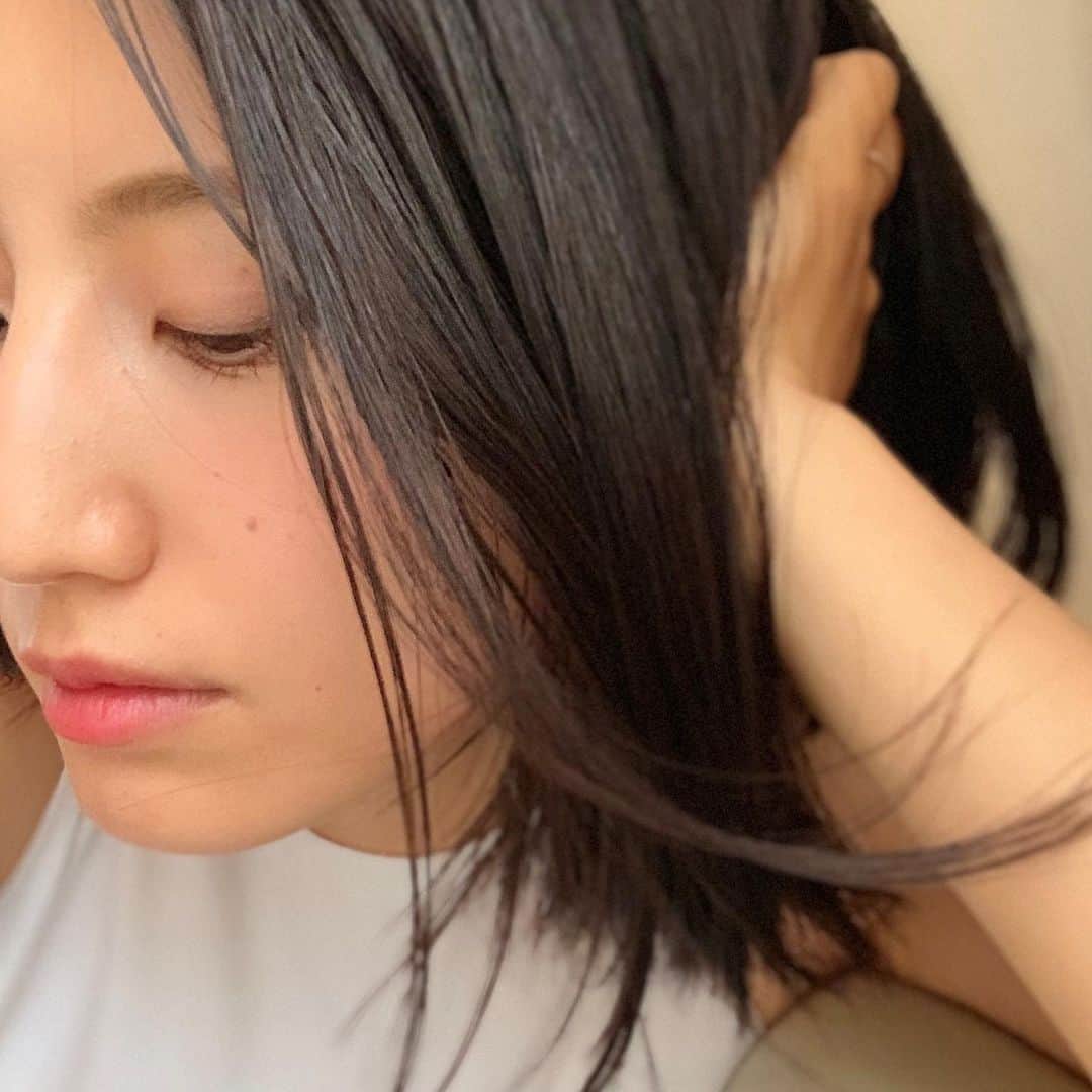 望月一花のインスタグラム：「寝なきゃなのに、 満月のせいで眠れない 沢山沢山アイディアが浮かんできて 止まらなくなるからいつも ノートに書き留める 必ず満月の夜、毎月のこと🌝 ・ 少しだけ、みんなにもシェアしてみる。 ・ 今とにかく私は興味のあることのみしか考えられないのだけど、それは結局メビウスの輪のようにとても深く広く複雑に絡み合って全て繋がっていた。 流行りの言葉で言うホリスティック（全体的な）に、なった。 なるのだいつも、結果的に。 それは物事全てそうで。 何から派生したっていい。 例えば、映画が好き、から、 この音楽はなんだろう、作曲家、役者は？この使われていた暗喩表現は？カメラは？製作費やバジェットは？それぞれ人によって気になるもの掘り下げるものは違うだろう。だけど１つの「好き」からどんどんどんどん私は沼にハマっていく。 例え2、「美容」→「健康」→「食」→「環境問題」→「人体構造や精神衛生」→「神様」→「宗教」→「教育」なんたらかんたらとかね。 ・ とある尊敬する変態仲間（と勝手に思っている）友人に昔言われたのだけど、 私はどうやら知的快楽者 らしい。 案外否定できないしむしろ腑に落ちる。 でもそれは果てしない道で、底なし沼だからとても困るし楽しすぎるし学べば学ぶほど新しい学問哲学思想が出てきてキリがないのでまとめきれない。 顕微鏡のように細かく小さく掘っていくのかGoogle Earthのように広げて大きく視点を変えていくのかにもよる。 だけどそれって、量子力学と宇宙のようなこと。 両極端に見えるけどどっちに行っても結局繋がってひとつになる。 全てに言えること。 何かひとつ言葉を言ってもらえれば、繋げる伝言ゲームみたいなことして全てひとつに戻っていく、みたいな芸人芸、出来る気がする笑 ・ 長くなったね、 今気になっているワード達を並べる予定だったけどなんか包括的な話題になってしまった。 知りたい人は、会ったときにでも聞いてください。 教育でも政治でも食でも愛でも宇宙でも 最近は、そんな感じで巡ってます。 マニアックな変態大歓迎❣️ ・ 知ってる？ メビウスの輪の真ん中を横に切ると 一本の輪になるんだよ。 ・ #ひとりごと #メビウスの輪 #なべなべそこぬけ」