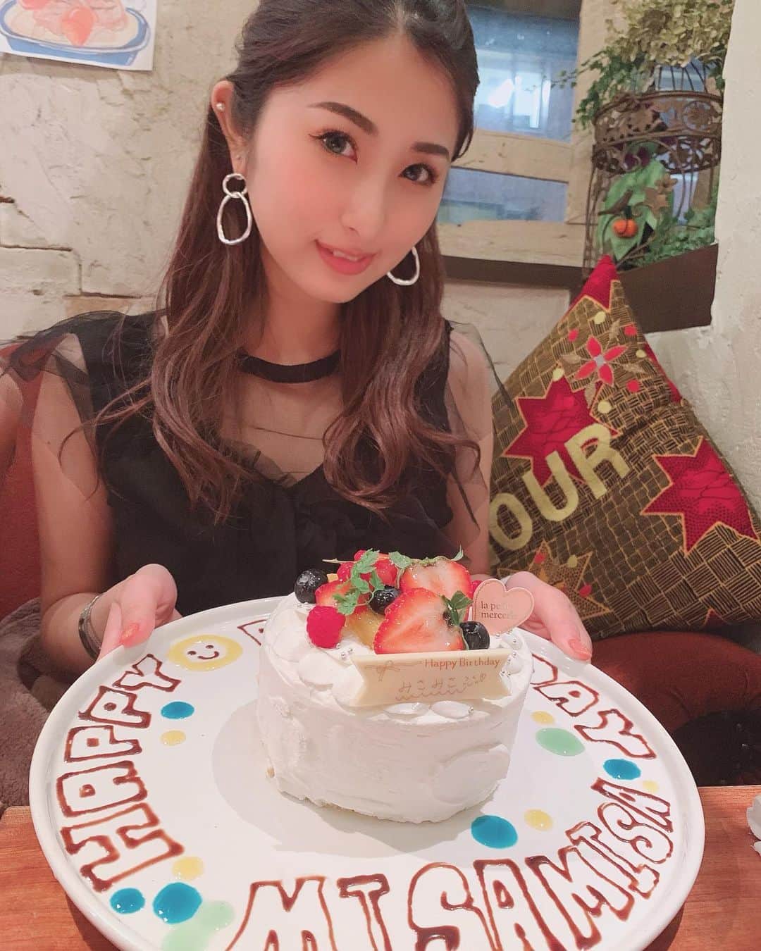 のインスタグラム：「親友たちがお誕生日を お祝いしてくれました😭💕 . まだ続いているバースデー🎉 とっても幸せだなぁ。 . なーんでも話せて くだらないことで爆笑したり 悲しい時は一緒に悩んだり 将来の話を真面目に語ったり ありのままの自分でいられる居場所を いつも作ってくれている、 そんな最高の友達に出会えたことは 私の今までの人生の大きな財産✨ . 本当にありがとう！ . #mybirthday #birthday #誕生日 #6月生まれ #happy #cake #ケーキ #親友 #bff #bestfriend」