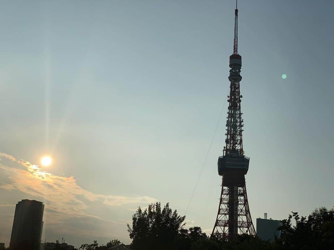 黒沢祐子さんのインスタグラム写真 - (黒沢祐子Instagram)「・ ・ 久々東京での晴れ 満月🌝の日と重なりなんだかとてもラッキー  最高のお天気だったから夕方に15キロラン Tシャツが汗で全部色が変わるくらいのデトックス とても爽快だった  夜はご飯食べてから月光浴をしたくてお散歩に出かけた むしっとするけど気持ちのよい夜  今日も佳きいちにちでした 明日も佳きいちにちになりますように🙏🏻 ・ ・ #life #fullmoon #🌝 #備忘録」7月17日 23時52分 - yukowedding