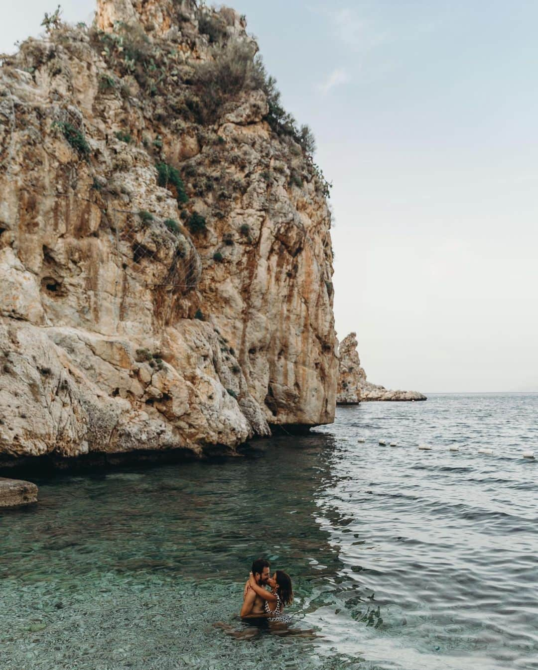 Collage Vintageさんのインスタグラム写真 - (Collage VintageInstagram)「Evenings by the sea with my love @collagevintage2 🧜🏽‍♀️🧜🏽‍♂️ #collageontheroad #sicily」7月18日 5時22分 - collagevintage