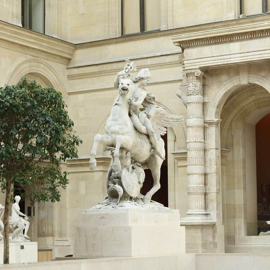 ルーブル美術館さんのインスタグラム写真 - (ルーブル美術館Instagram)「. 🇫🇷 Le mercredi c’est #HistoireDuLouvre! Aujourd’hui focus sur la cour Marly ! - 🔎 En 1852, l'architecte Visconti débute les travaux d'extension du Louvre de Napoléon III. Lefuel les termine et crée les cours côté rue de Rivoli, au coeur du ministère d'État. Achevés en 1857, les bâtiments de ce dernier seront occupés par le ministère des Finances de 1871 à 1989. - 👀 Couverte d'une verrière par Ieoh Ming Pei, architecte de la Pyramide, la cour Marly est inaugurée en 1993. Elle abrite désormais la statuaire du parc de Marly, résidence favorite de Louis XIV. Les niveaux en gradins permettent de déployer avec faste ces oeuvres qui bénéficient d'un éclairage naturel constant. L'ensemble est dominé par les Chevaux de Marly, réalisés sous Louis XV. - 📍 Aile Richelieu, salle 102. - - - - 🌍 Wednesday it’s #LouvreHistory! Today let’s find out the cour of Marly. - 🔎 In 1852, the architect Visconti began extension work on Napoleon III's Louvre. Lefuel completed the work, building the cour on the rue de Rivoli side in the heart of the buildings housing the Ministry of State. Completed in 1857, these were occupied by the Ministry of Finance from 1871 to 1989. - 👀 The Cour Marly was covered with a glass roof designed by Ieoh Ming Pei, the architect of the Pyramid, and opened in 1993. It now contains statues from Marly’s park, Louis XIV's favorite residence. The terraced floor provides a splendid setting for the works, bathed in constant natural light. The whole cour is dominated by Marly's Horses, built under Louis XV. - 📍 Richelieu wing, room 102. - 📷 © Musée du Louvre / Antoine Mongodin / Michel Denancé . . . #MuséeDuLouvre #Louvre #LouvreMuseum #30AnsPyramide #IeohMingPei」7月17日 23時55分 - museelouvre