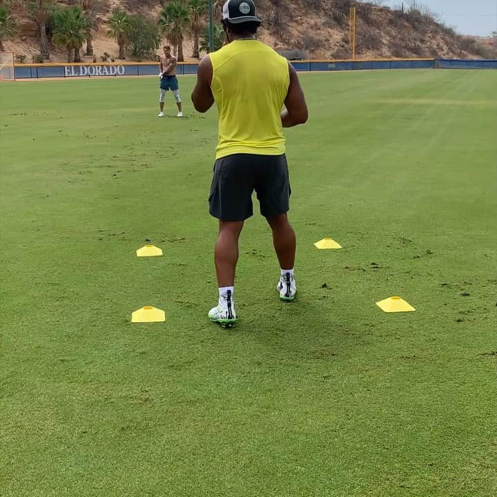 ラッセル・ウィルソンのインスタグラム：「“I heard it was supposed to be hot out today?” ....“Nah.. just 95!” Only way we know how to work. #NoTime2Sleep @jtheaps9 @deckerdavis_fit @rwqbacademy」