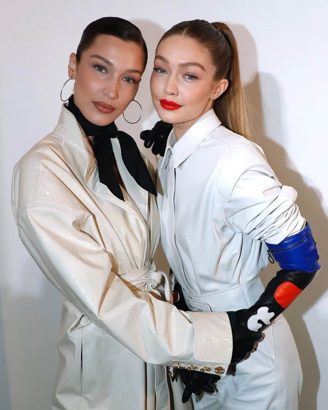 ELLE UKさんのインスタグラム写真 - (ELLE UKInstagram)「Bella Hadid just dyed her hair blonde and now she and Gigi look like twins 👯‍♀️ LINK IN BIO」7月17日 23時58分 - elleuk