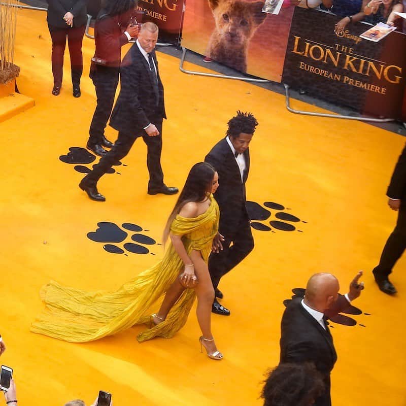 PANDORAさんのインスタグラム写真 - (PANDORAInstagram)「We continue to celebrate Disney's The Lion King with the premiere in London, UK. @diipakhosla attended the premiere wearing the new collection along with #PandoraShine hoop earrings. See #TheLionKing only in theatres. #DISNEYxPandora」7月17日 23時58分 - theofficialpandora