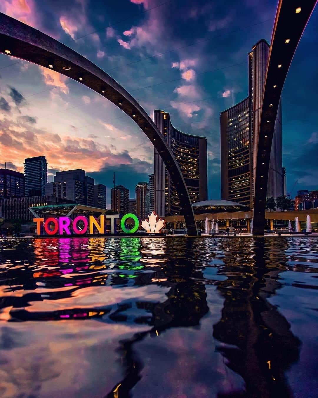 Explore Canadaさんのインスタグラム写真 - (Explore CanadaInstagram)「A photo opp not to be missed in Toronto: Nathan Phillips Square. Located in the heart of the city at the intersection of Queen West and Bay Streets, it’s the place for concerts, outdoor art, special events, and of course, people watching! #ExploreCanada⁠ .⁠ 📷 @evologist⁠ 📍 @seetorontonow, @ontariotravel⁠ .⁠ #SeeTorontoNow #DiscoverOn #NathanPhillips #Toronto⁠」7月18日 0時01分 - explorecanada