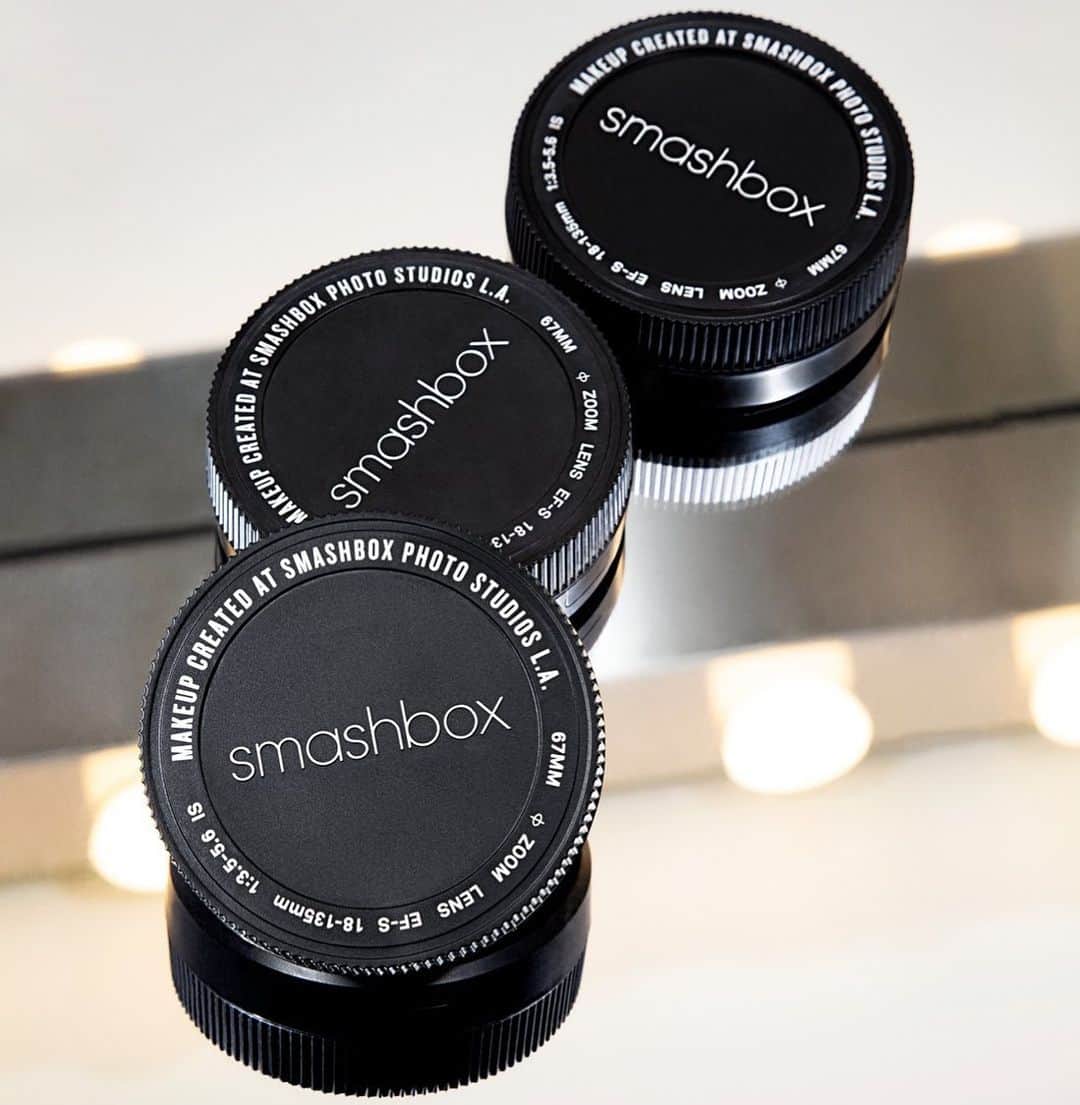 Smashboxのインスタグラム：「Rise and grind. That is grind your powder into fresh, weightless, fine micro powder, then use it to set your makeup or mattify shine. Here’s how: 1️⃣ Twist 2️⃣ Swirl 3️⃣ Buff」