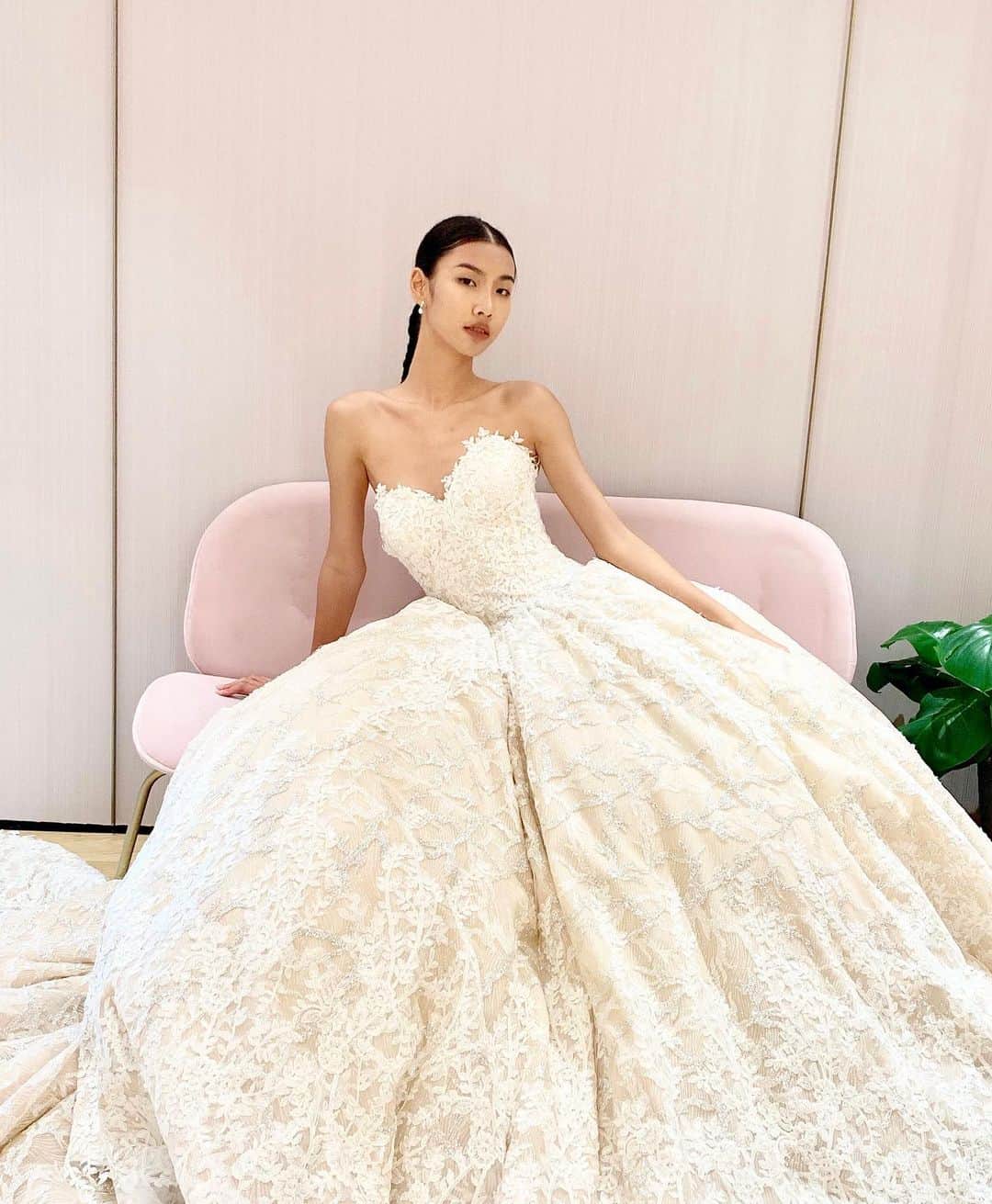 Pronoviasさんのインスタグラム写真 - (PronoviasInstagram)「Bridal magic during our last in-store event in Shanghai! The Christine dress looked better than ever on @chuyitiannn #PronoviasExperience」7月18日 0時02分 - pronovias