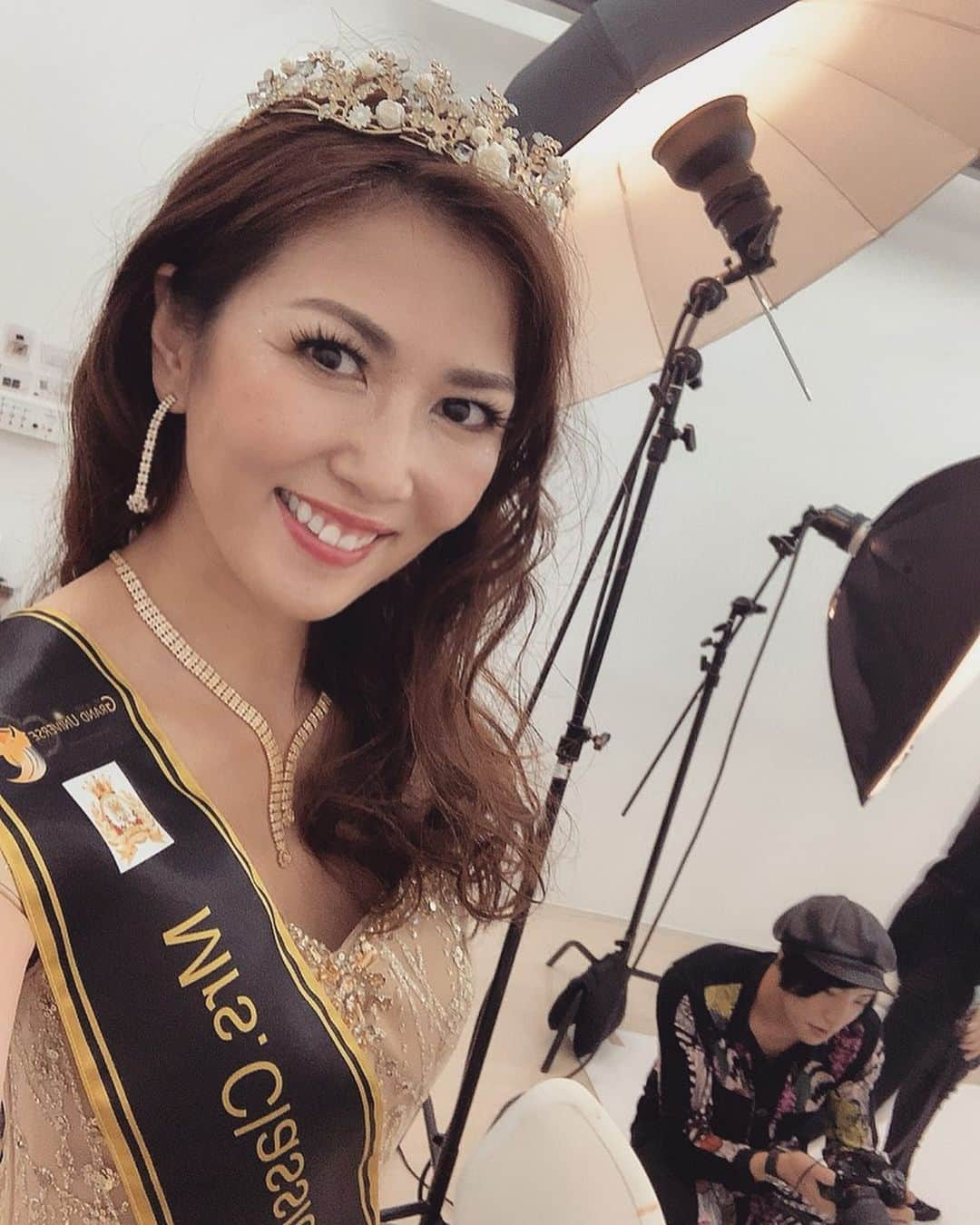 浅井香葉子さんのインスタグラム写真 - (浅井香葉子Instagram)「. この度『Mrs Classic Grand Universe』 世界大会へ、日本代表として 出場することになりました✨ . この日はサッシュをつけての撮影✨身が引き締まります . . 出場を決めた理由は ナショナルディレクターである内藤 飛鳥さんからの 熱い推薦を頂きました事と  私自身、世界の文化や価値観の違いを知り もっと広い視野で物事を捉えたい。 そして、知識と経験を深め、 国際社会への貢献に役立つ力となりたい。 と考えたからです。  お話を頂いた時は、正直迷いました。 基本的に競う事が苦手だし 自分というより人が輝く姿を応援したいし 自己顕示力も低い。  けれど、 国際文化人であり慈善活動家である飛鳥さんの 「コンテスタントの在り方とは慈善事業である」の言葉に心が動かされました。  Mrs Grand Universeの求める女性像が 「自らの役割を果たしながらも自身を磨き社会に貢献する意識の高い女性」であることと  私は近年SDGsの取り組みから、 自分にできる社会貢献は何だろうと 探求するようになりました。  歩く歩数で国際支援ができる活動があったり 階級差別を受ける少女達を踊りの力で輝かせる舞踊団があることを知ったり 様々な社会貢献の方法を知る中で  私にも「歩く力」でできる事が もっとあるのではないかと考えました。  国境を越え世界中の人と繋がり 自分の使命を果たしたい。 その気持ちで満たされています。  世界大会への出場は 私にとってさらなる成長のチャンスを与えて下さいました✨  世界大会へ向けて 自分の思いと向き合い、さらに内面と外面、英語力、ボディメイク、ファッション、メイク、自己PR、スピーチなどなど さらなる美しさへの探求へ…  短期間の間に さらなる自分磨きを頑張らないとですっっ  皆さまの応援が頑張る力となります 見守っていてくださいね！ . #ミセスコンテスト #ミセスコンテスト世界大会 #mrsgranduniverse #ミセスコン #ミスコン #自分と向き合う #コンテスト対策 #ウォーキング講師浅井香葉子 #ウォーキング講師 #日本代表 #世界大会 #japanesegirl #japan #beautypageant」7月18日 0時08分 - asaikayoko