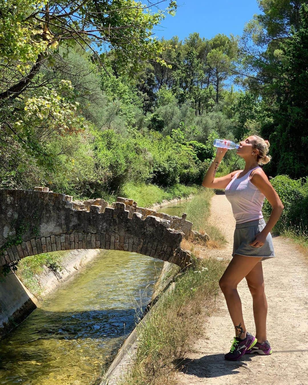 ジョエル・マーディニアンさんのインスタグラム写真 - (ジョエル・マーディニアンInstagram)「Nothing beats nature, I love walking in forests in the middle of nowhere listening to the sound of trees and the insects, finding a picking wild fruits, bathing in rivers and drinking lots of water washing the body from toxins #walk #move #drinkwater #naturalmineralwater #pure #fresh #healthy #fit @evianmiddleeast #joellemardinian」7月18日 0時09分 - joellemardinian