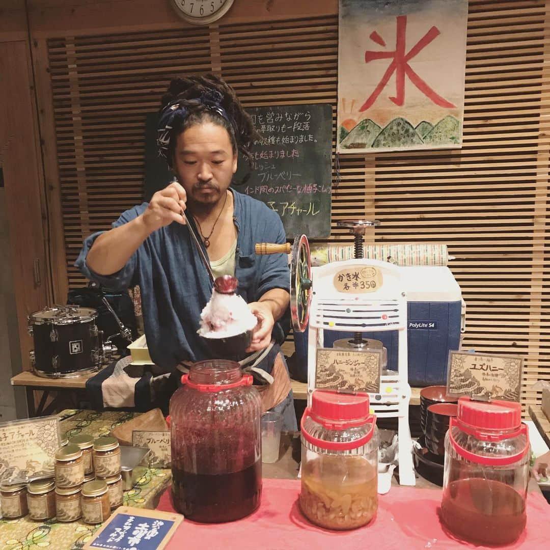 松本野々歩さんのインスタグラム写真 - (松本野々歩Instagram)「岡山 高知 神戸のヘイタナカのライブへ  高知では中1の時  それはそれは 憧れの だいっすきな先輩たちに会えて  ほんとに嬉しかった （わたしのとなりの女性　当時高3で 憧れすぎて　写真を定期入れに入れてたことがある！笑） 馨さんと黒須さんにとっても 大大好きな先輩 馨さんがベースを始めるきっかけになった人  かき氷屋さんで出店してた人も　素敵な先輩  岡山にも神戸にも わたしの先輩 馨さん黒須さんの後輩たちがかけつけてくれたり  そして 神戸では サケロックのアルバムやライブでテルミンで参加してた 吉岡さんと久しぶりの再会  ライブ後立ち話してたら ぶわっと 涙を浮かべた彼に もらい泣きして 一緒に泣いた  友たちが興奮がしてる 心がおどったりさわいだりが 伝わってくる すごいやー ヘイ  いいライブといい再会 ほんとに いい旅でした」7月18日 0時13分 - nonohoms