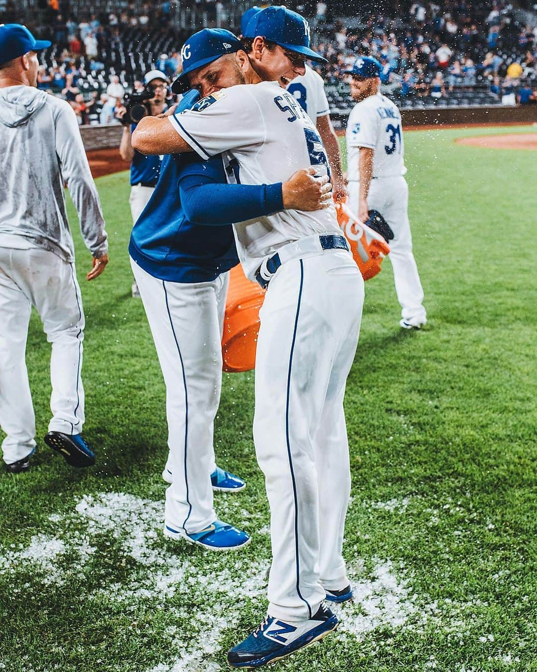 カンザスシティ・ロイヤルズさんのインスタグラム写真 - (カンザスシティ・ロイヤルズInstagram)「Get you a friend like @brad_keller13. 😄 #AlwaysRoyal」7月18日 0時15分 - kcroyals