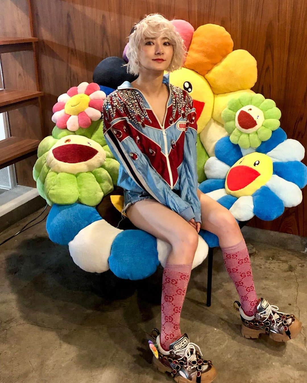 中川友里さんのインスタグラム写真 - (中川友里Instagram)「カイカイキキ 満開😍💯㊗️ @takashipom my custom @gucci shoes🌼🌼happyすぎる組み合わせw ・ @billieeilish × @takashipom のpopupにどうしても行きたくてねじこんできた！ exhibitionはyou should see me in a crown の @takashipom ディレクションのYouTubeで見たあの動画のラフ画から絵コンテからコラボTまであって @readymade_official のサイケでトリッキーなアートT欲しかったけど まだ発売前やったから今日からの🛫オランダ🇳🇱&ベルギー🇧🇪 @tomorrowland のために別のTシャツ👚getした🥺❤️」7月18日 0時16分 - darayunya