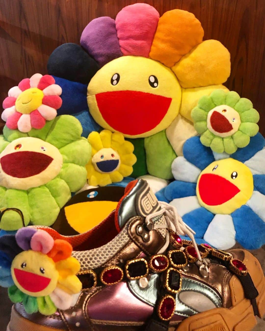 中川友里さんのインスタグラム写真 - (中川友里Instagram)「カイカイキキ 満開😍💯㊗️ @takashipom my custom @gucci shoes🌼🌼happyすぎる組み合わせw ・ @billieeilish × @takashipom のpopupにどうしても行きたくてねじこんできた！ exhibitionはyou should see me in a crown の @takashipom ディレクションのYouTubeで見たあの動画のラフ画から絵コンテからコラボTまであって @readymade_official のサイケでトリッキーなアートT欲しかったけど まだ発売前やったから今日からの🛫オランダ🇳🇱&ベルギー🇧🇪 @tomorrowland のために別のTシャツ👚getした🥺❤️」7月18日 0時16分 - darayunya