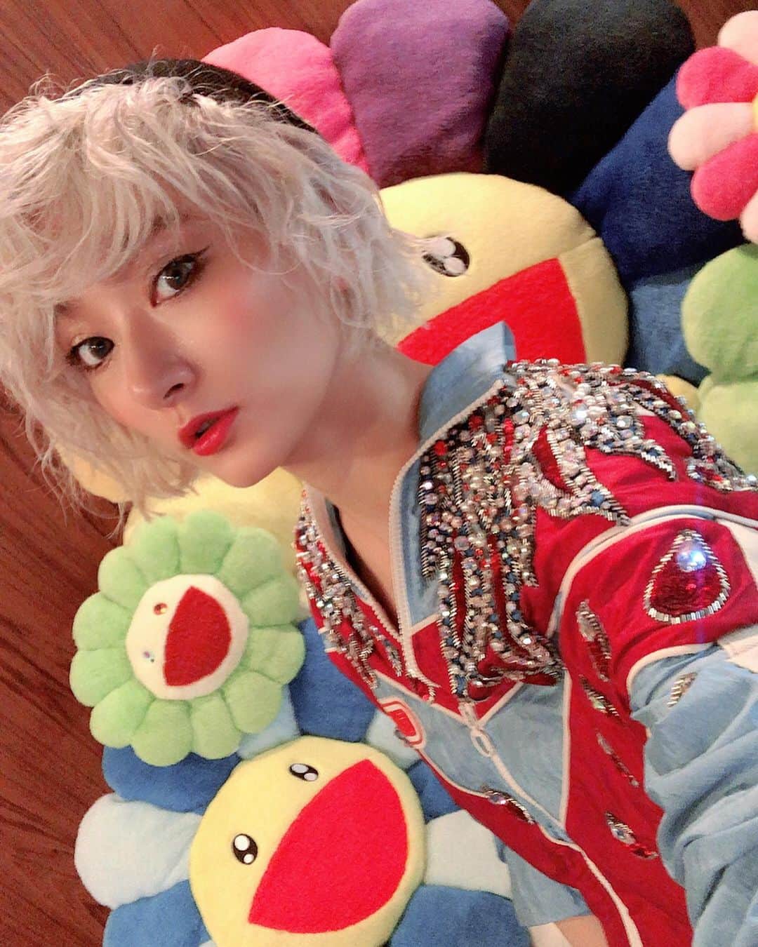 中川友里さんのインスタグラム写真 - (中川友里Instagram)「カイカイキキ 満開😍💯㊗️ @takashipom my custom @gucci shoes🌼🌼happyすぎる組み合わせw ・ @billieeilish × @takashipom のpopupにどうしても行きたくてねじこんできた！ exhibitionはyou should see me in a crown の @takashipom ディレクションのYouTubeで見たあの動画のラフ画から絵コンテからコラボTまであって @readymade_official のサイケでトリッキーなアートT欲しかったけど まだ発売前やったから今日からの🛫オランダ🇳🇱&ベルギー🇧🇪 @tomorrowland のために別のTシャツ👚getした🥺❤️」7月18日 0時16分 - darayunya