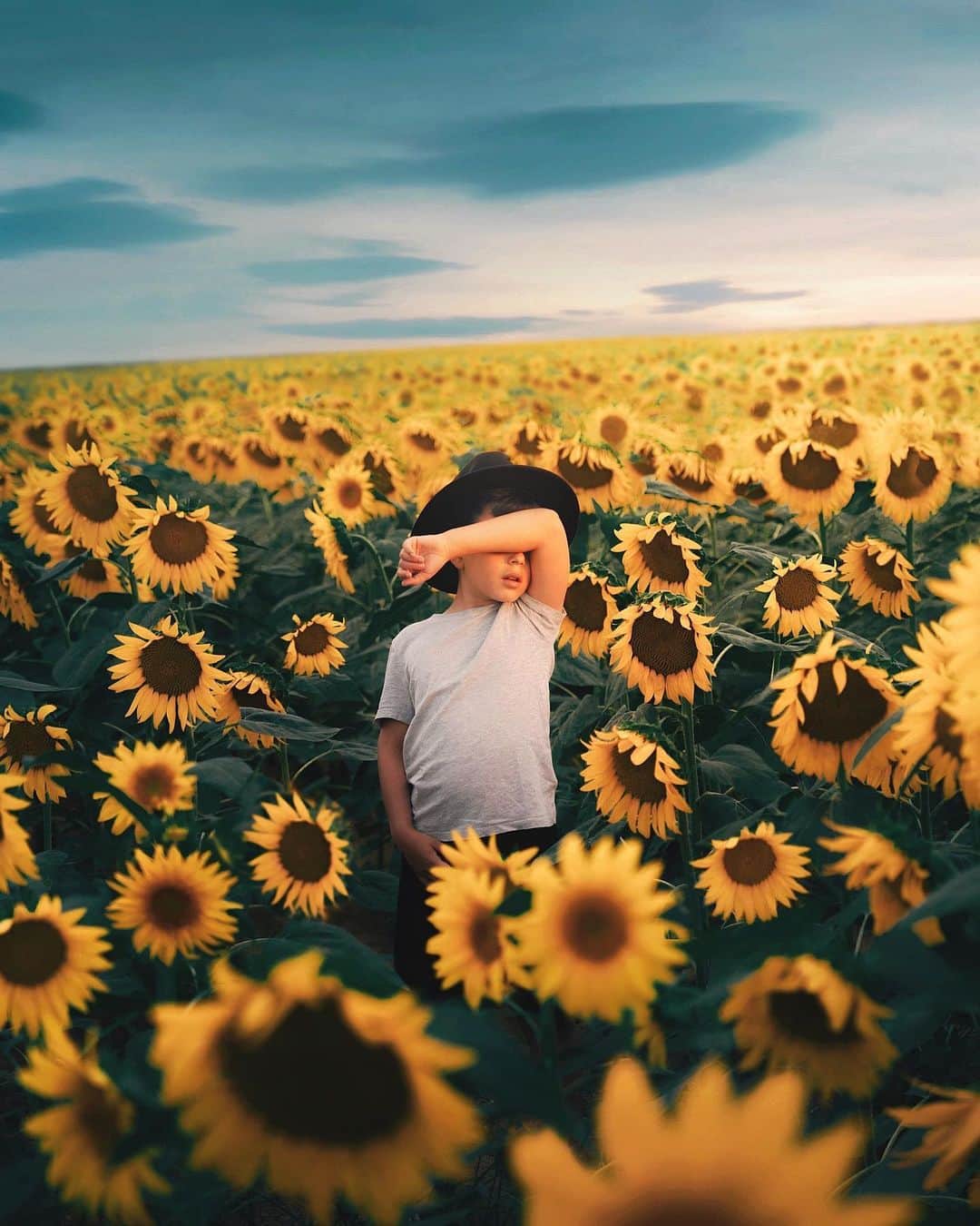 Simone Bramanteさんのインスタグラム写真 - (Simone BramanteInstagram)「{ Never Hesitate } • Don't cover your eyes - how we like to think sunflowers do - the future awaits you my boy. (just watch out for the busy hornets around here :) Here playing in collaboration w/ @oneplus #OnePlusGoExplore #ShotonOnePlus #NeverHesitate」7月18日 0時28分 - brahmino