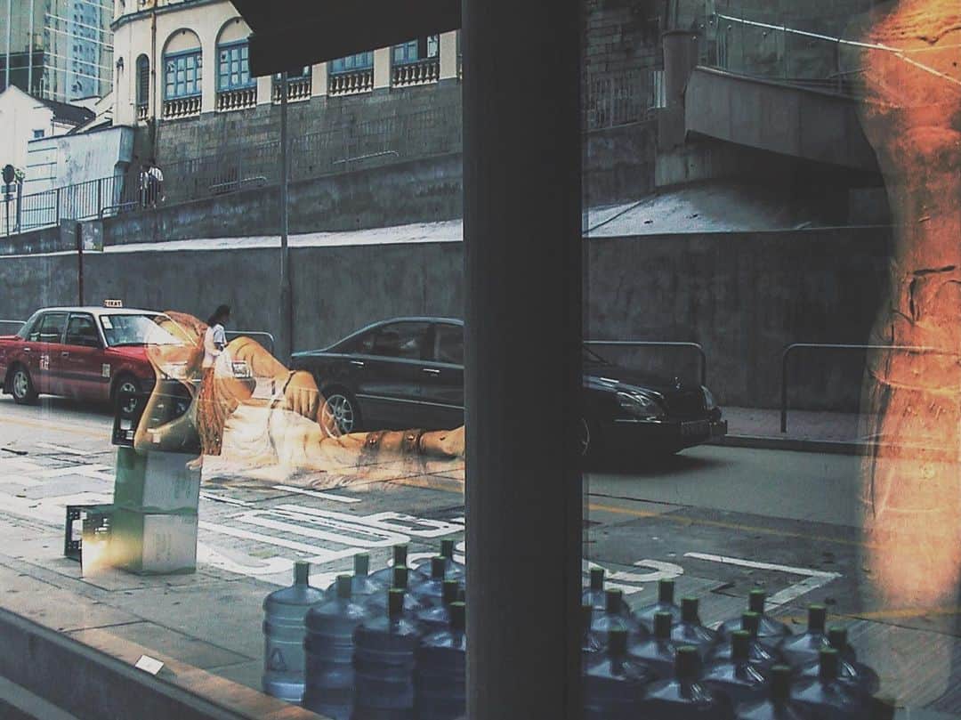 のインスタグラム：「*﻿ *﻿ あの頃の香港🇭🇰 ﻿ 2002年頃 ？﻿ 📷フィルム写真﻿ 荷李活道 Hollywood Rd.,﻿ *﻿ 映り込みに見える﻿ 建物は﻿ 現在の大館の近くの﻿ 警察の寮﻿ *﻿ アンティークショップや ﻿ ギャラリーを﻿ 覗くのが楽しみ﻿ *﻿ #ilovehongkong﻿ #懷舊香港﻿ #busystranger ﻿ #film﻿ #filmphotography﻿ #フィルム写真﻿ #懷舊香港﻿ #storyofthestreet﻿ #的士﻿ #refrection﻿ #refrectiongram﻿ #香港中毒﻿ #unlimitedhongkong ﻿ #architecture_view﻿ #capturehongkong﻿ #zolimahongkong﻿ #allabouthongkong﻿ #discoverhongkong﻿ #waytohk_sunday_722﻿ #hkstreetphotography﻿ #tv_simplicity﻿ #tv_pointofview﻿ #artofvisuals﻿ #AwesomeHongKong﻿ #fromstreetswithlove﻿ #streetclassics﻿ #jj_mobilephotography ﻿ #ink361_asia﻿ #streetdreamsmag﻿」