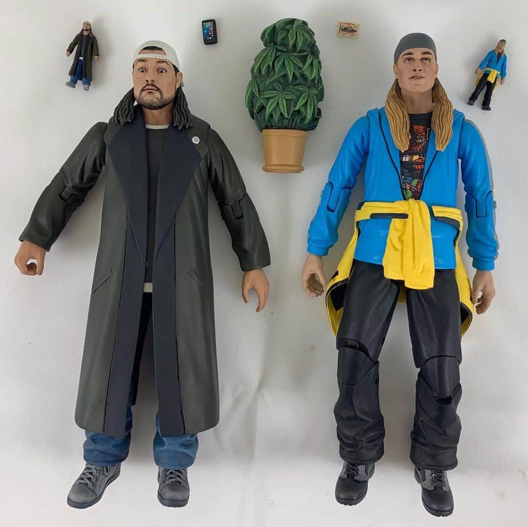 ケヴィン・スミスのインスタグラム：「Toy Story 5: If you’re on the @comic_con floor this week, stop by the @collectdst booth and see the new @jayandsilentbob Reboot figures they have on display! #diamondselecttoys has made some tremendous #Clerks and #Mallrats figures in the past but the new sculpts on these #jayandsilentbobreboot toys are not only screen-accurate, they also come with miniature action figures of themselves! Big thanks to Chuck and the Diamond folks for toying with me and @jaymewes! See you fine folks in Hall H on Saturday night! #KevinSmith #actionfigures #collectibles #jayandsilentbobreboot #jayandsilentbob #comiccon」