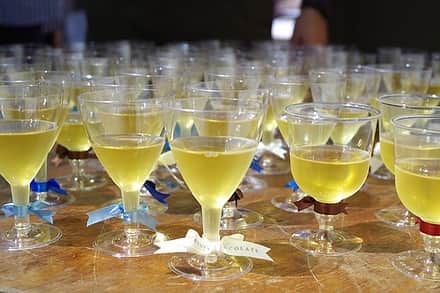 森澤祐介のインスタグラム：「. 先日、ドレンティチョコレート主催でイベントを開催しました。その名も「D'RENTY CHOCOLATE SUMMER PARTY！」 こちらの様子をCAVEさん（@cavewine）で記事にしていただきました。 記事はCAVEさんのサイトからご覧になれます。 会場は満員で、用意した椅子が足りなくなるほど沢山の方にお越しいただきました。  お越しくださった皆さま、ありがとうございました！ http://cavewine.net/contents/18031 . #cave#drentychocolate#抹茶#生チョコ#白ワイン#ペアリング#サマーパーティー#チョコレート#ワイン#ドレンティチョコレート」