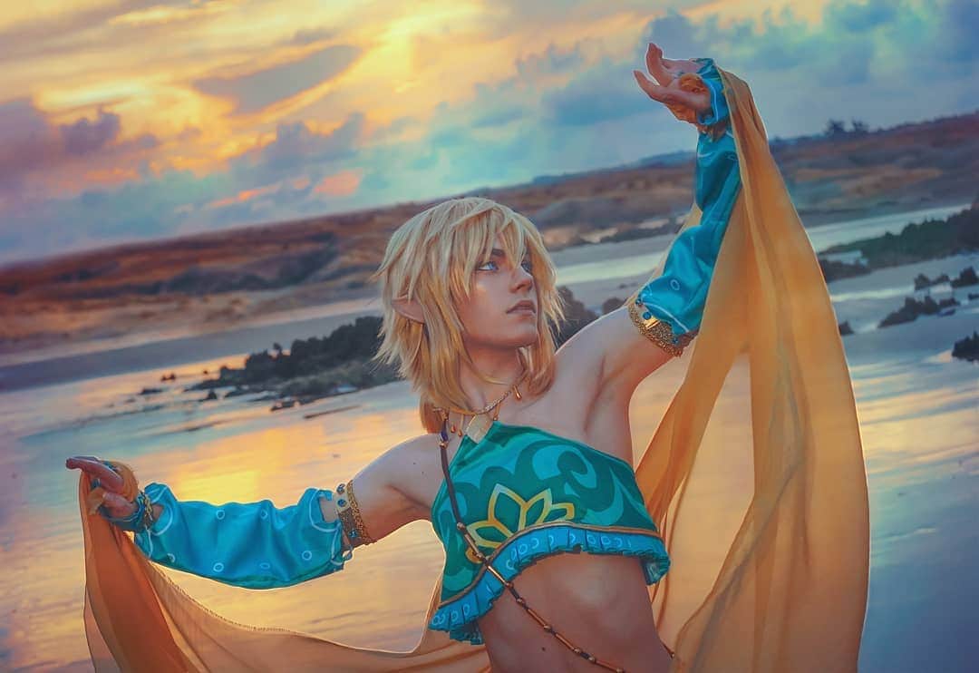 Geheさんのインスタグラム写真 - (GeheInstagram)「🎶 Eeeeeeeeeeee! 🎶 honestly my highlighter had no business being that dramatic 😳  I wanted to shoot gerudo Link on the beach since I got the cosplay and the weather and sky helped a lot yesterday! Shout-out to @reinoharu.ph for the photo and to my parents for holding the speedlights while I made extravagant poses in the middle of a public beach :_) #BreathOfTheWildCosplay #BreathOfTheWild #Cosplay #GerudoLink #BotW #Geheichou #Beach」7月18日 0時27分 - geheichou