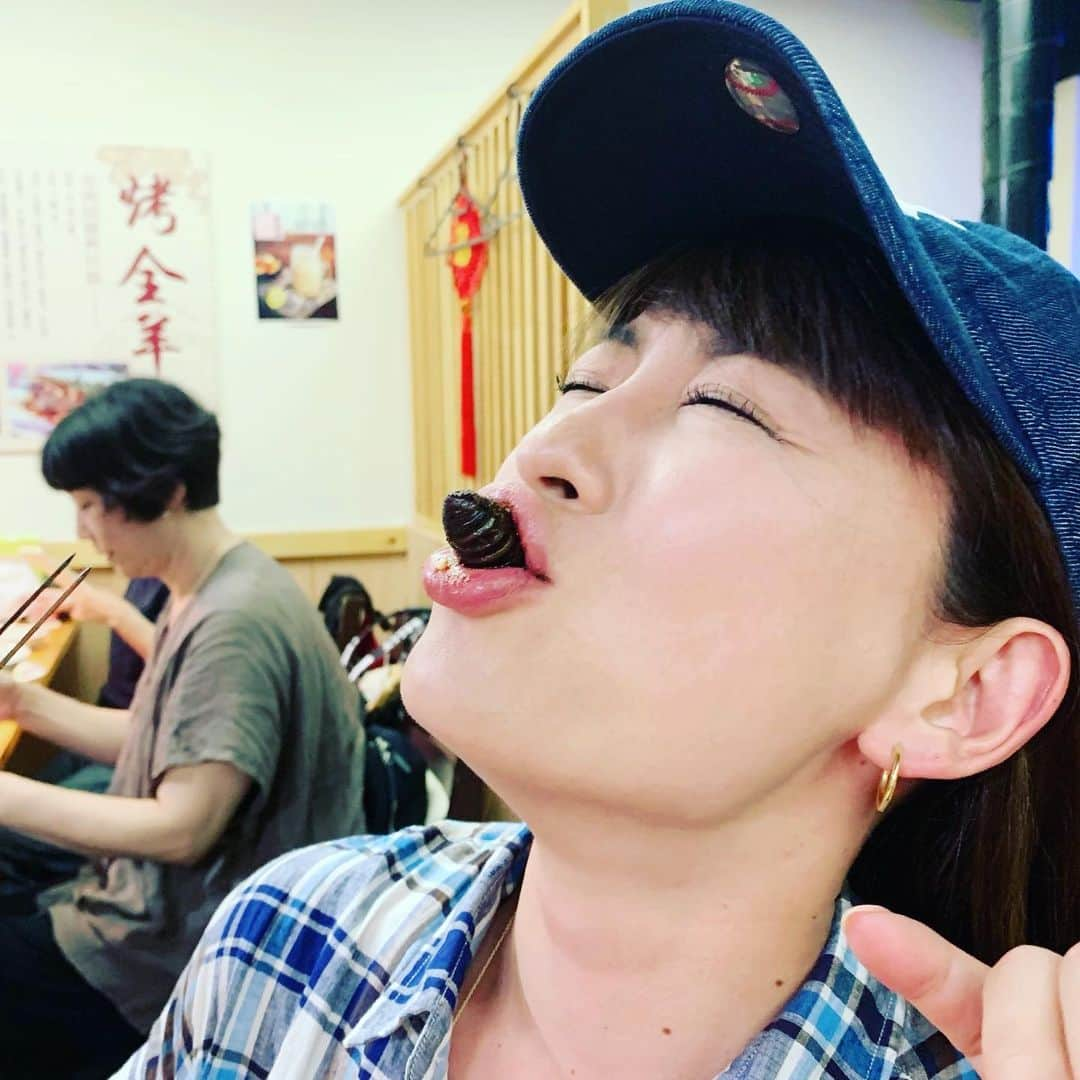 鈴木砂羽さんのインスタグラム写真 - (鈴木砂羽Instagram)「さて、、、 何食べてるんでしょーかっ？？？ もちろん初めて食べました。  番組撮るときみたいな ハイテンションで食しました🤣  外はカリッと、、、 中はしっとり、、、 かしら、、、ね。  #小岩 #小城 #初 #高たんぱく質  #羊 ナイト🐑  #答えは次回の投稿で ！」7月18日 0時28分 - bombon_sawa