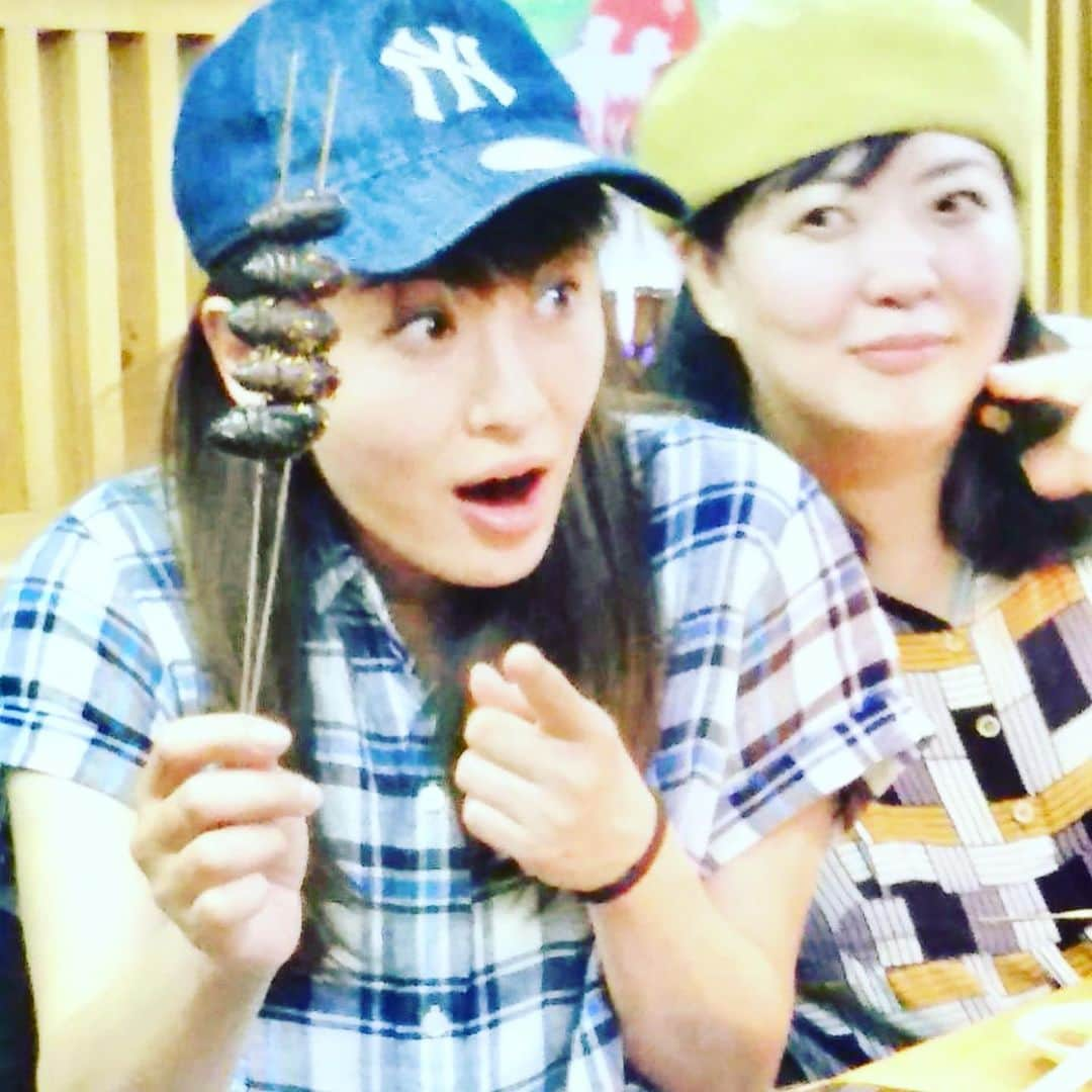 鈴木砂羽さんのインスタグラム写真 - (鈴木砂羽Instagram)「さて、、、 何食べてるんでしょーかっ？？？ もちろん初めて食べました。  番組撮るときみたいな ハイテンションで食しました🤣  外はカリッと、、、 中はしっとり、、、 かしら、、、ね。  #小岩 #小城 #初 #高たんぱく質  #羊 ナイト🐑  #答えは次回の投稿で ！」7月18日 0時28分 - bombon_sawa