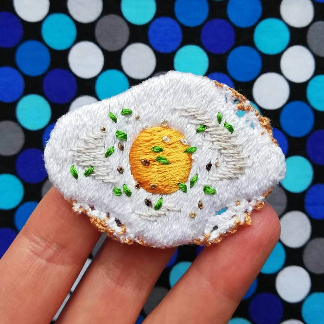 Eggs Conceptさんのインスタグラム写真 - (Eggs ConceptInstagram)「OMG this embroidered fried egg 🍳🙌 by 👉 Karolina Bakowska @b_craft.pl 👈  #KarolinaBakowska #eggsconcept #egg #eggs #friedegg #embroidery #embroideryart #embroideryartist #textileart #handmade #spiegelei #oeuf #jajko #ou #yumurta #huevo #summervibes #summertime #july #juli #juliol #juillet #Julho #luglio #inspiremyinstagram #brodat #bestickt #bordado #brodé #thehappynow」7月18日 0時32分 - eggsconcept