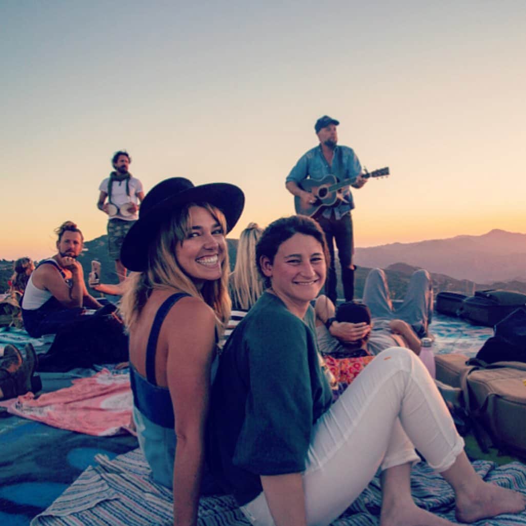 アシュリー・ハートのインスタグラム：「Serenaded by music and beauty, in the company (and city) of Angels 💫」