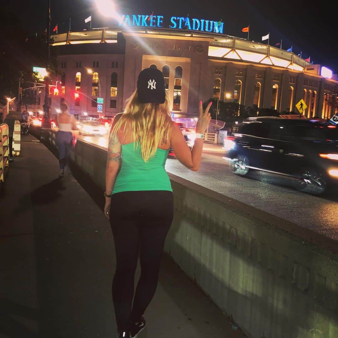 ティーガン・プレスリーのインスタグラム：「How did your Tuesday night end? 📸 by : @43_oak  #teaganpresley #newyork #yankees #tuesday #ny #inked #nyc #baseball #wifey #summer #blonde #newyorknights #summernights」