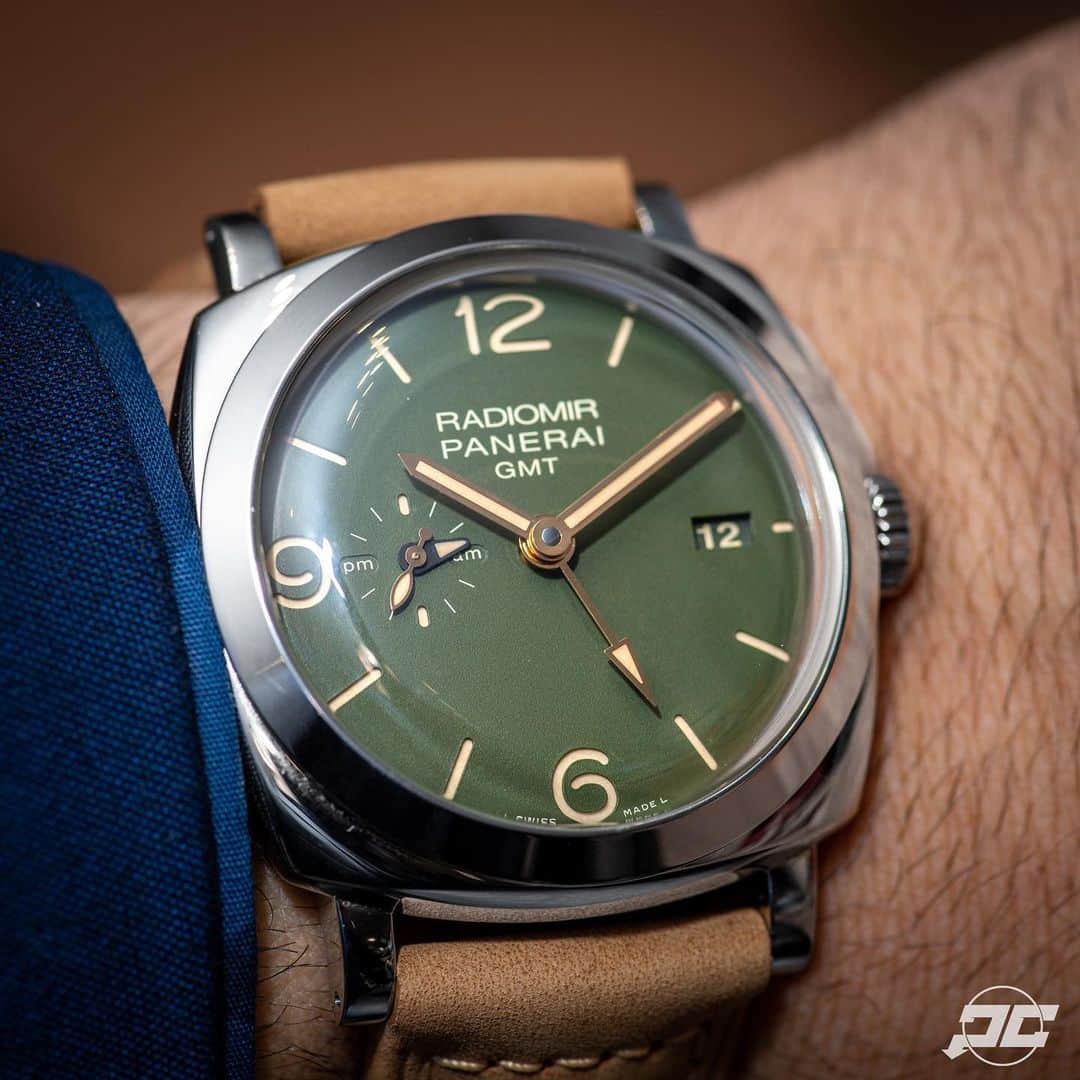 パネライのインスタグラム：「One of the new “Edizione Verde Militare”. (Military Green Edition) the #P998 45mm GMT powered by the P.4001 micro-rotor Automatic movement. Priced at $12,000 USD. #paneraicentral」