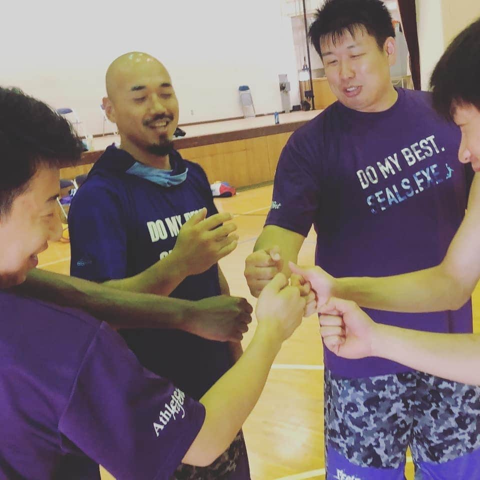 岩佐潤さんのインスタグラム写真 - (岩佐潤Instagram)「チーム練習後にまさか、高校生たちにも祝ってもらえるとは…😭マネージャーの粋な計らいと、いごけんのNiceアシストでチョコレートケーキにはならずに…(笑) 美味しいケーキをありがとう🎵みんなのお祝いとても嬉しかったです🎵 #バースデー#習志野高校#チームからのお祝い」7月18日 0時44分 - juniwasa